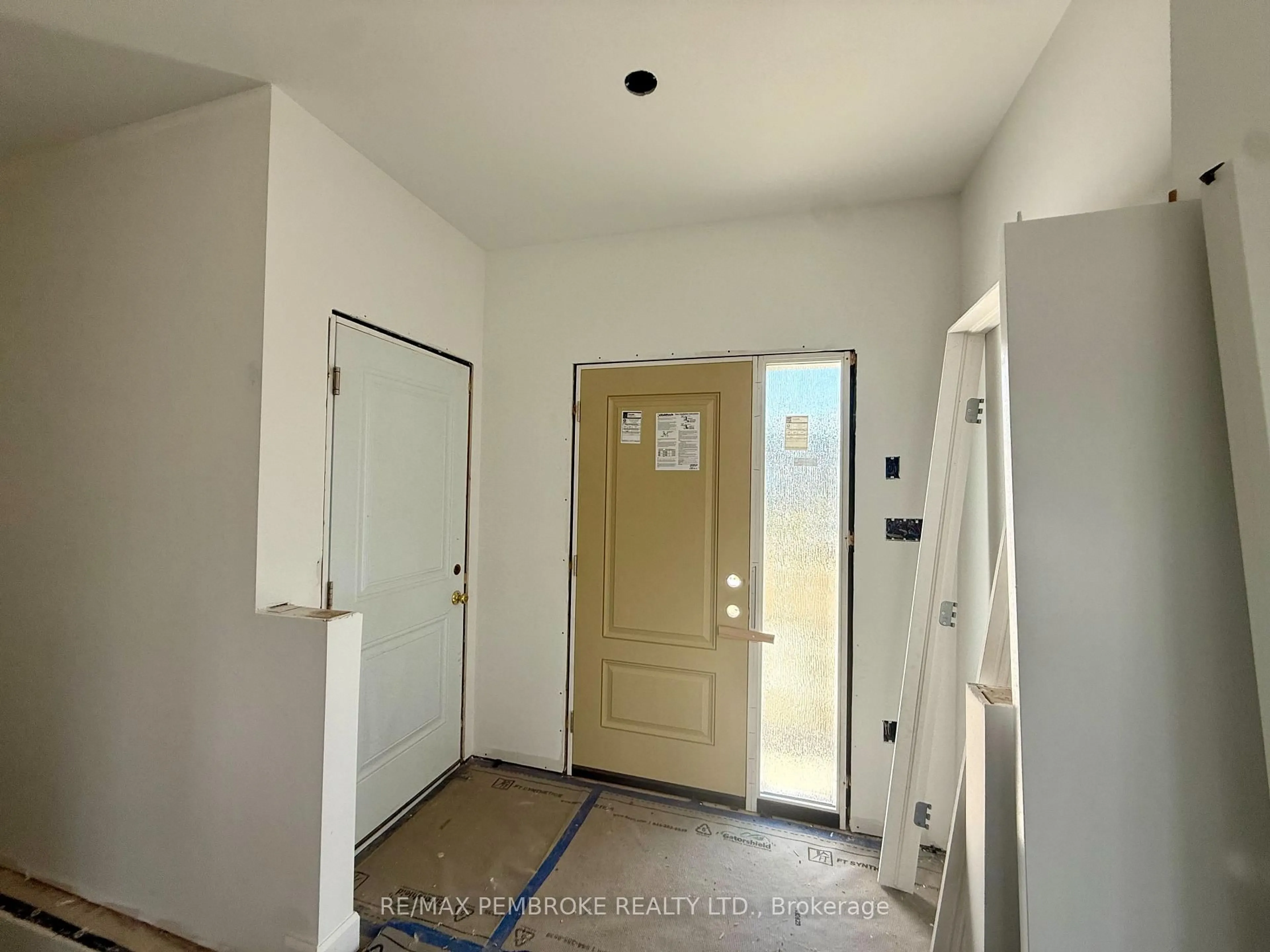 Indoor entryway for 14 Durant St, Petawawa Ontario K8H 0G2