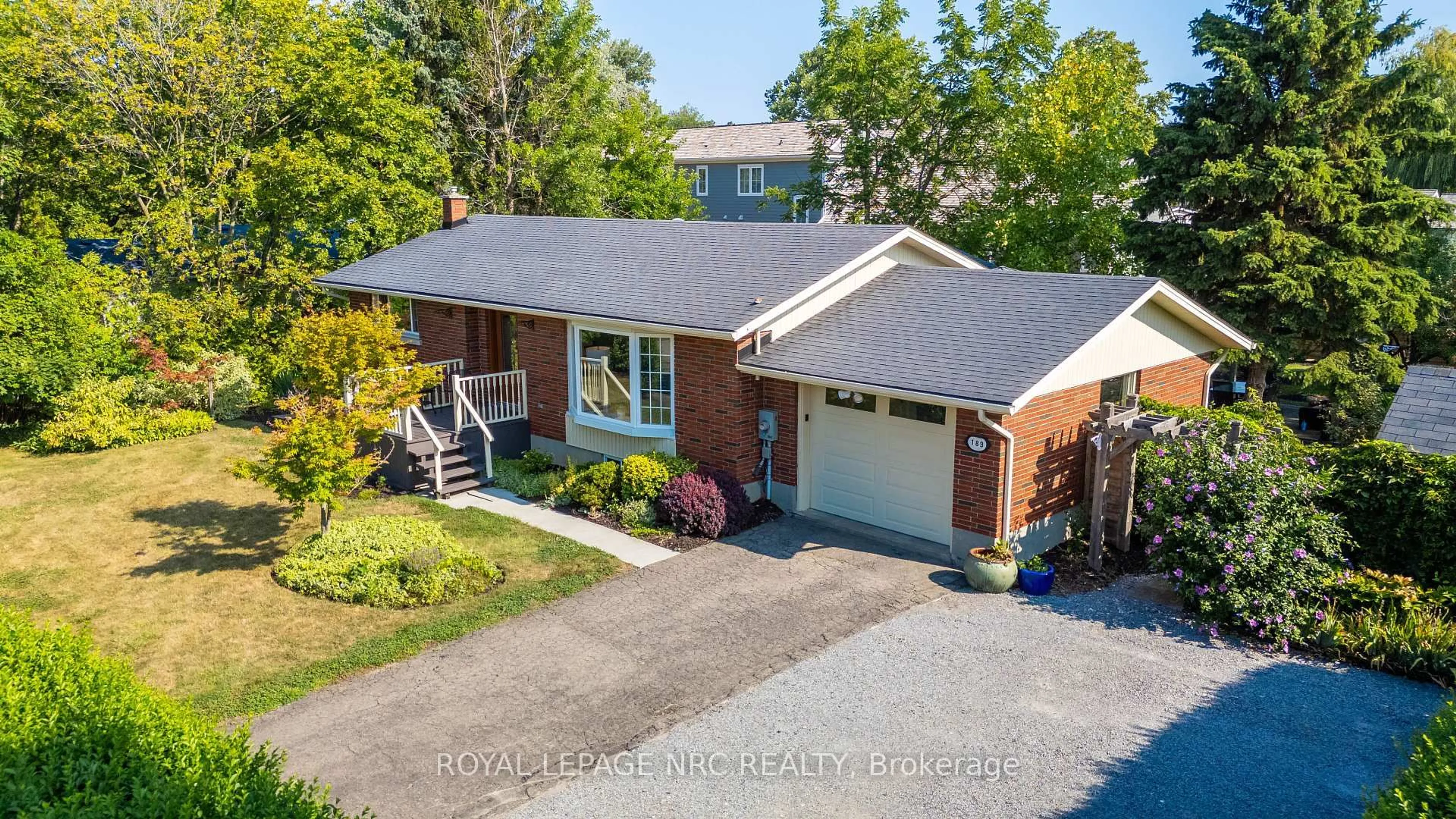 A pic from outside/outdoor area/front of a property/back of a property/a pic from drone, street for 189 William St, Niagara-on-the-Lake Ontario L0S 1J0