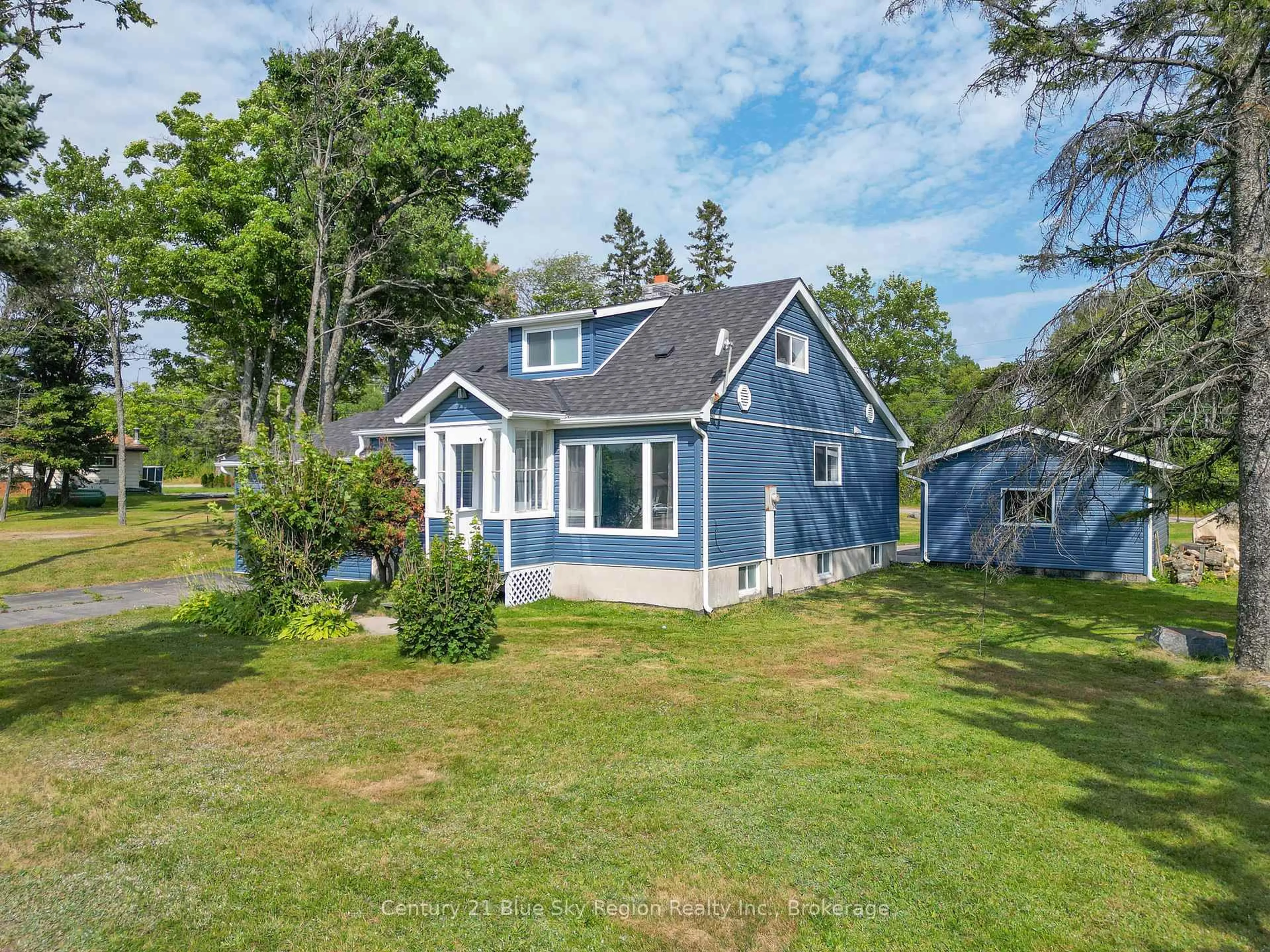 A pic from outside/outdoor area/front of a property/back of a property/a pic from drone, water/lake/river/ocean view for 500 Collins Dr, North Bay Ontario P1B 8G3