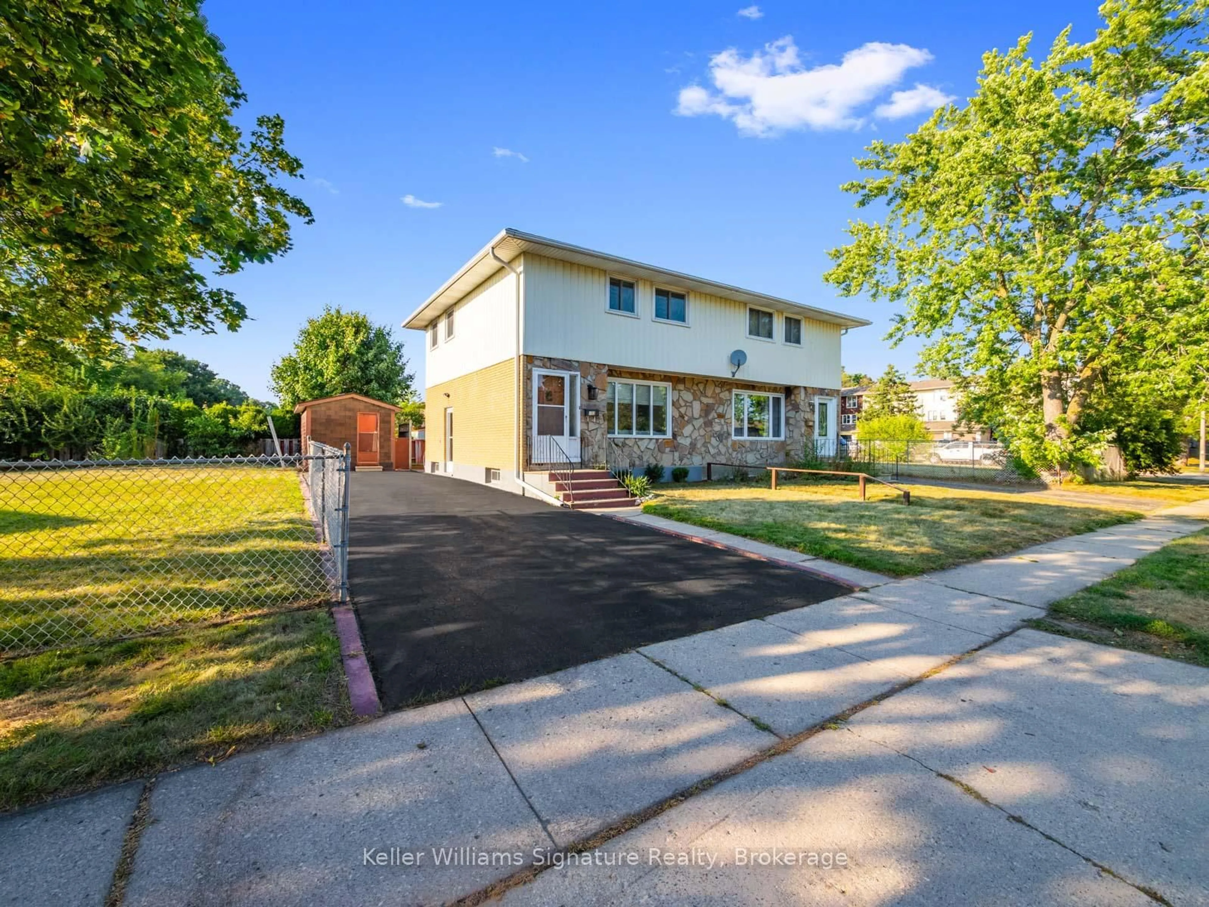 A pic from outside/outdoor area/front of a property/back of a property/a pic from drone, street for 153 Dudhope Ave, Cambridge Ontario N1R 4T9