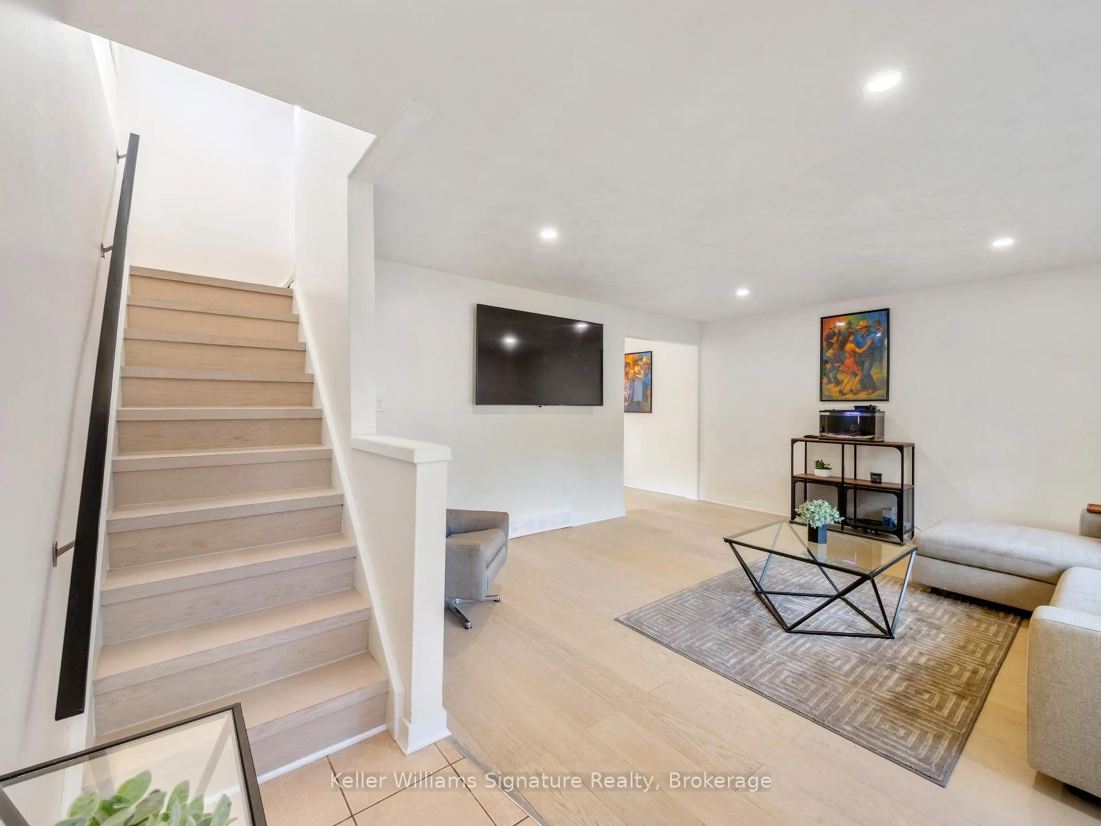 Indoor entryway for 153 Dudhope Ave, Cambridge Ontario N1R 4T9