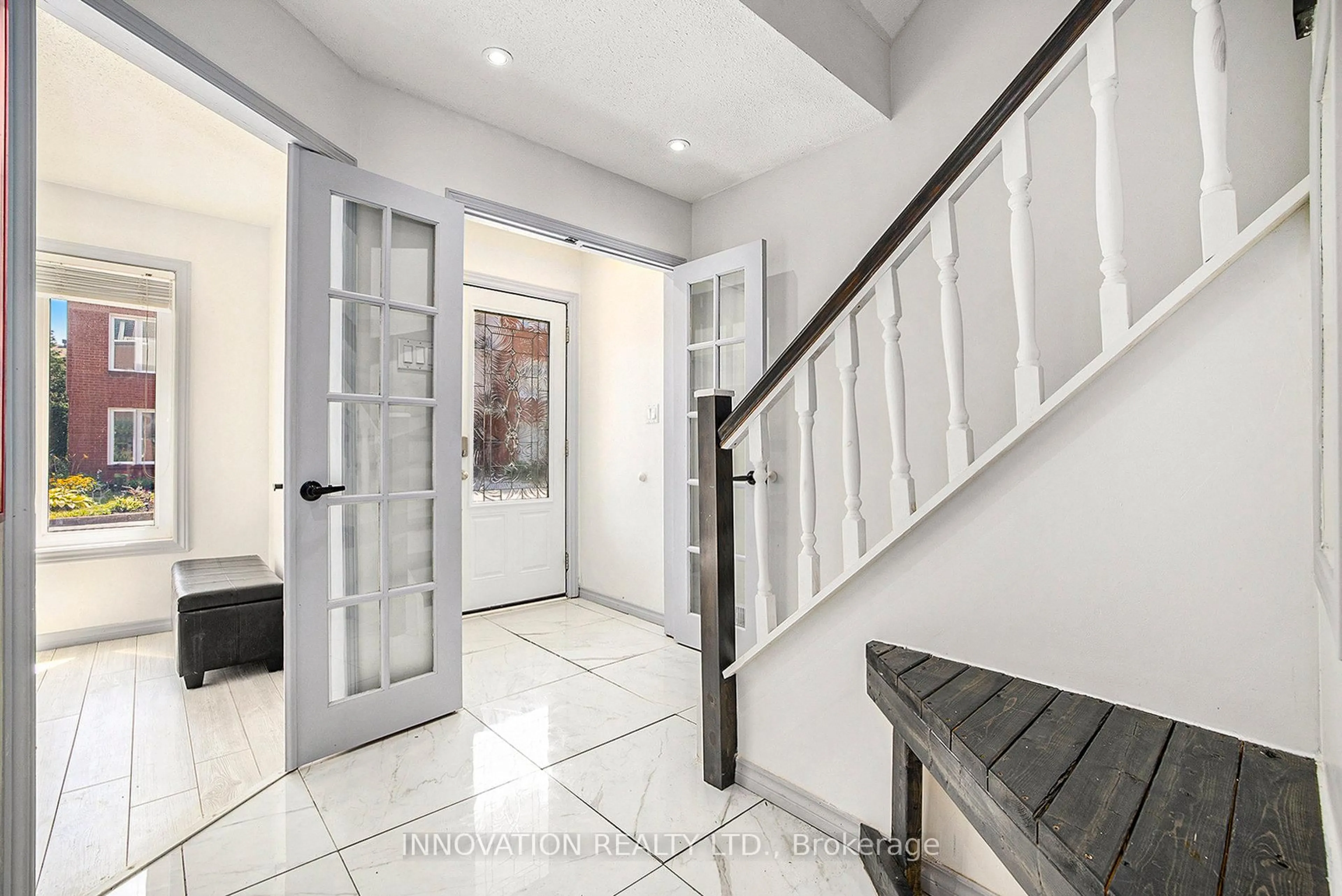 Indoor entryway for 7 Berton Pl, Ottawa Ontario K2L 3R7