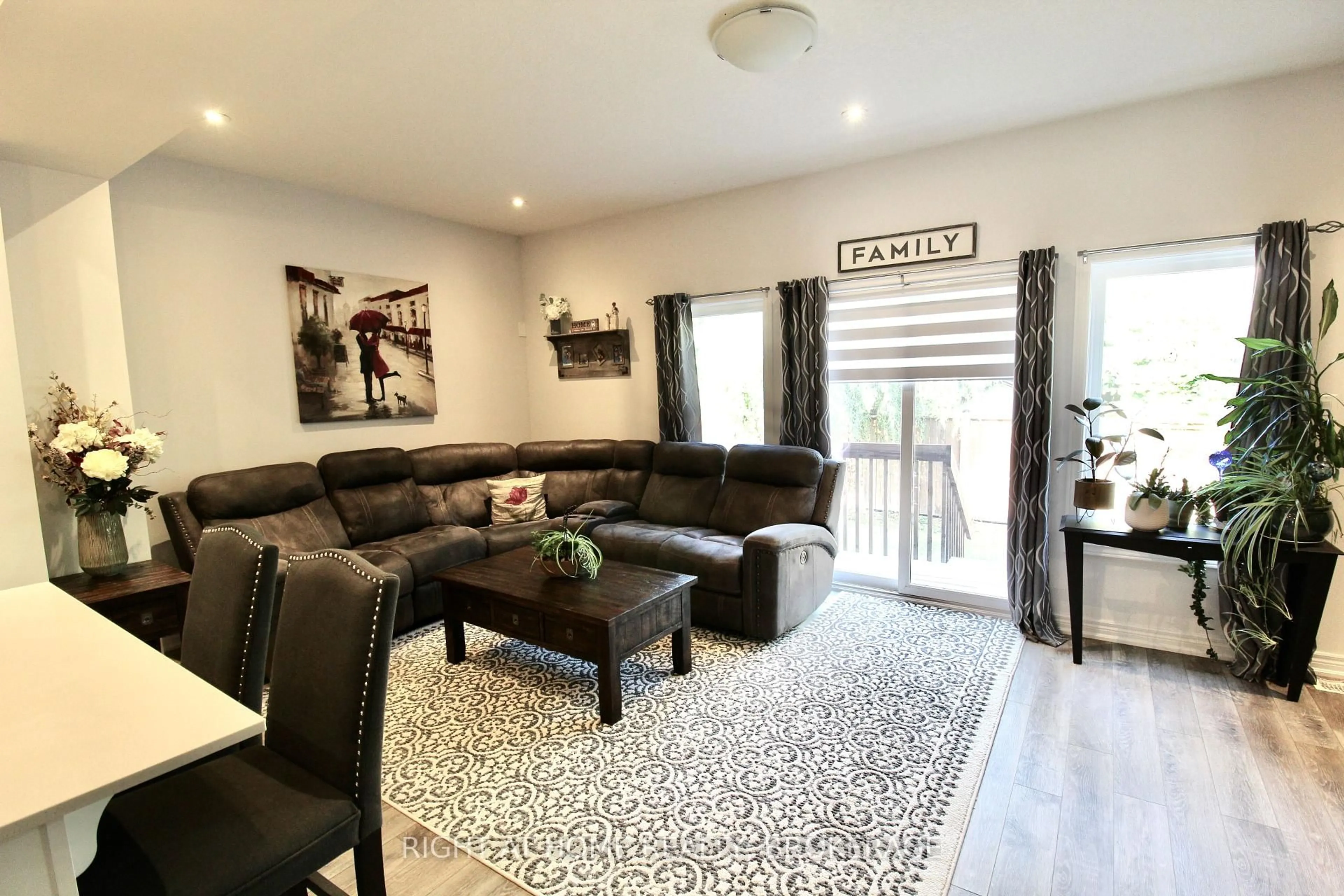 Living room with furniture, unknown for 5080 Connor Dr #10, Lincoln Ontario L3J 0T3