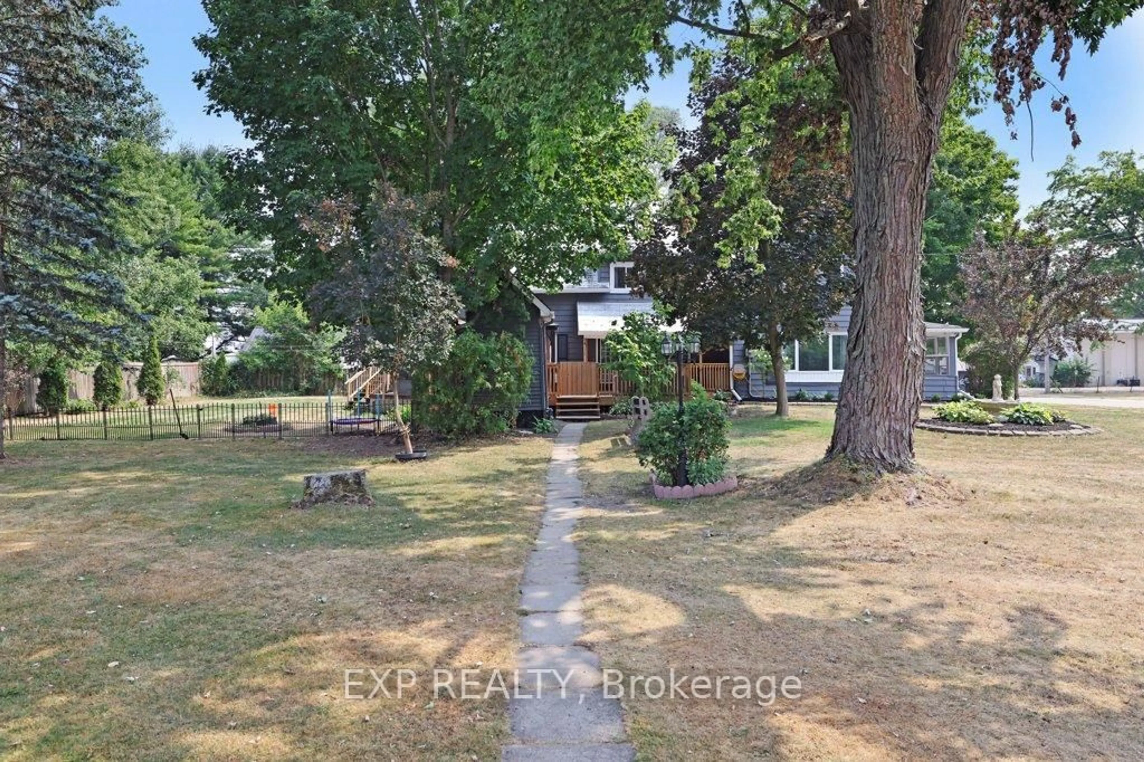 A pic from outside/outdoor area/front of a property/back of a property/a pic from drone, street for 79 County Rd 5 Rd, Front of Yonge Ontario K0E 1R0