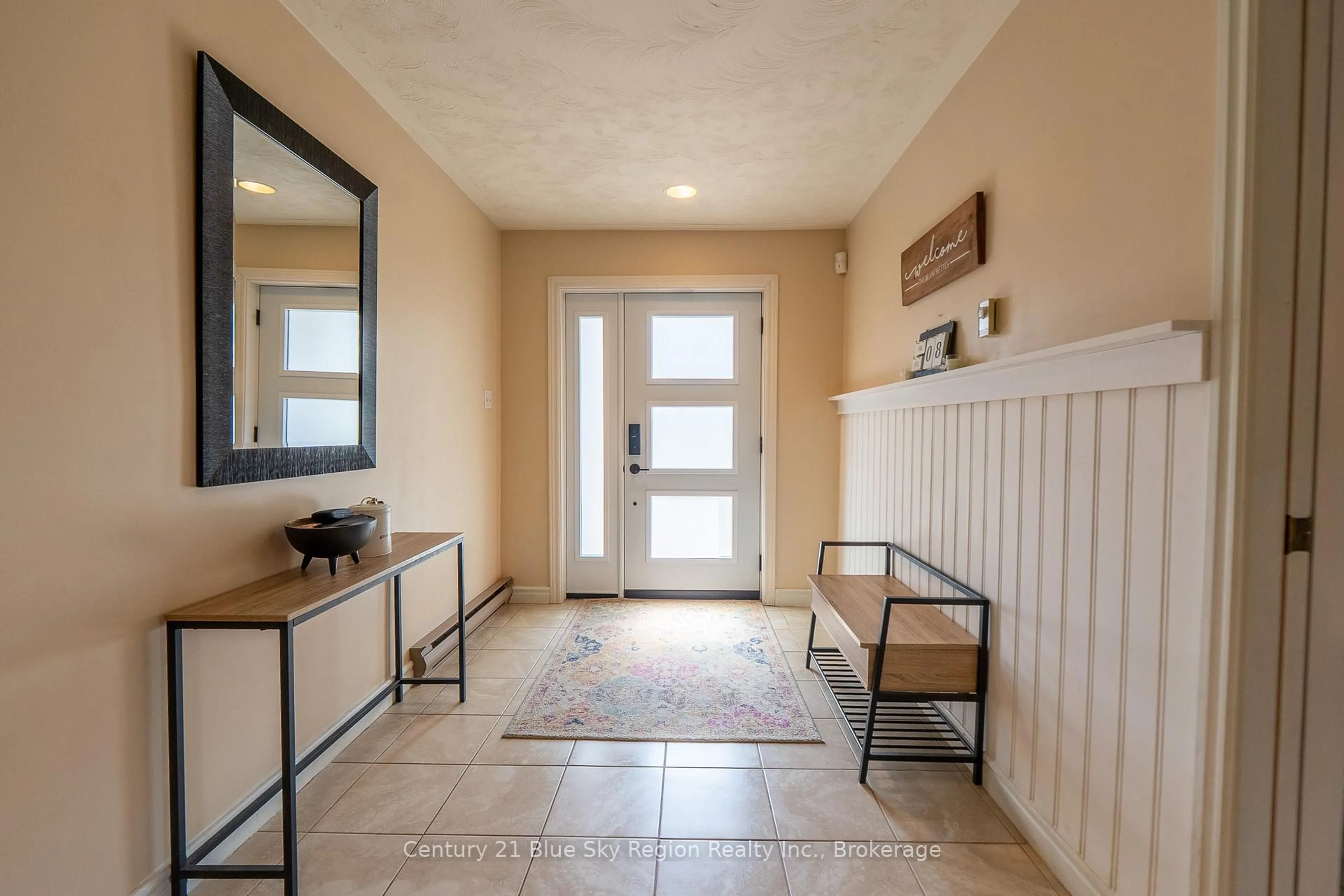 Indoor entryway for 832 Airport Rd, North Bay Ontario P1C 1A2