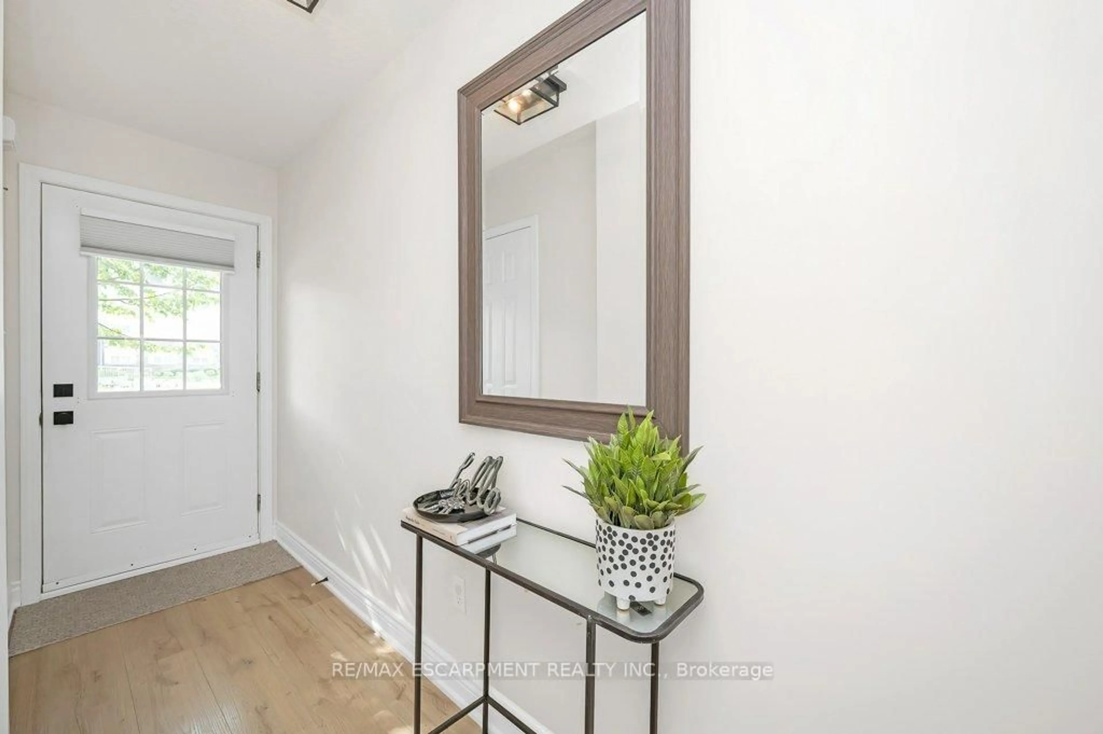Indoor entryway for 355 Fisher Mills Rd #14, Cambridge Ontario N3C 4N5