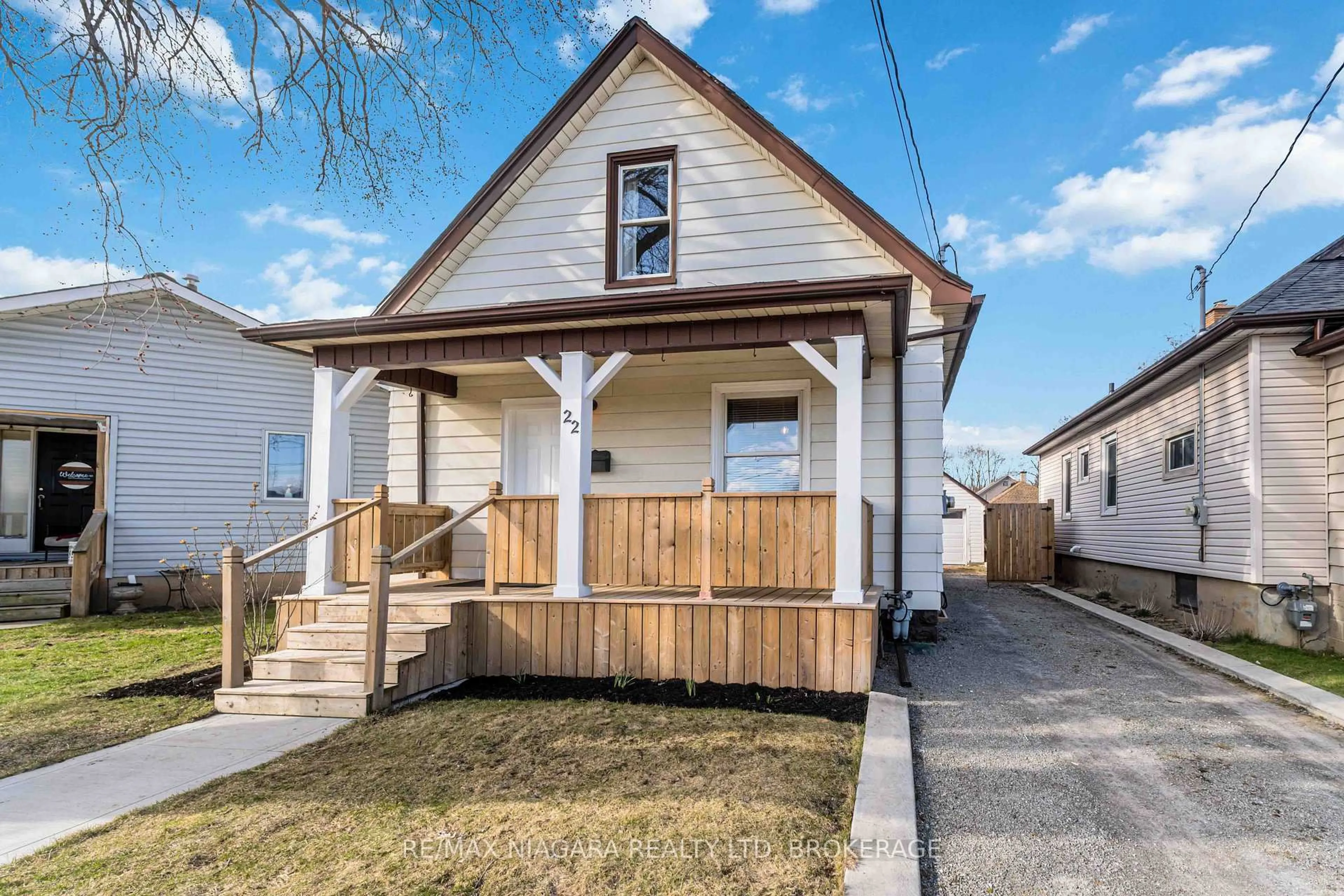 Home with vinyl exterior material, street for 22 Bertram St, St. Catharines Ontario L2R 1A8