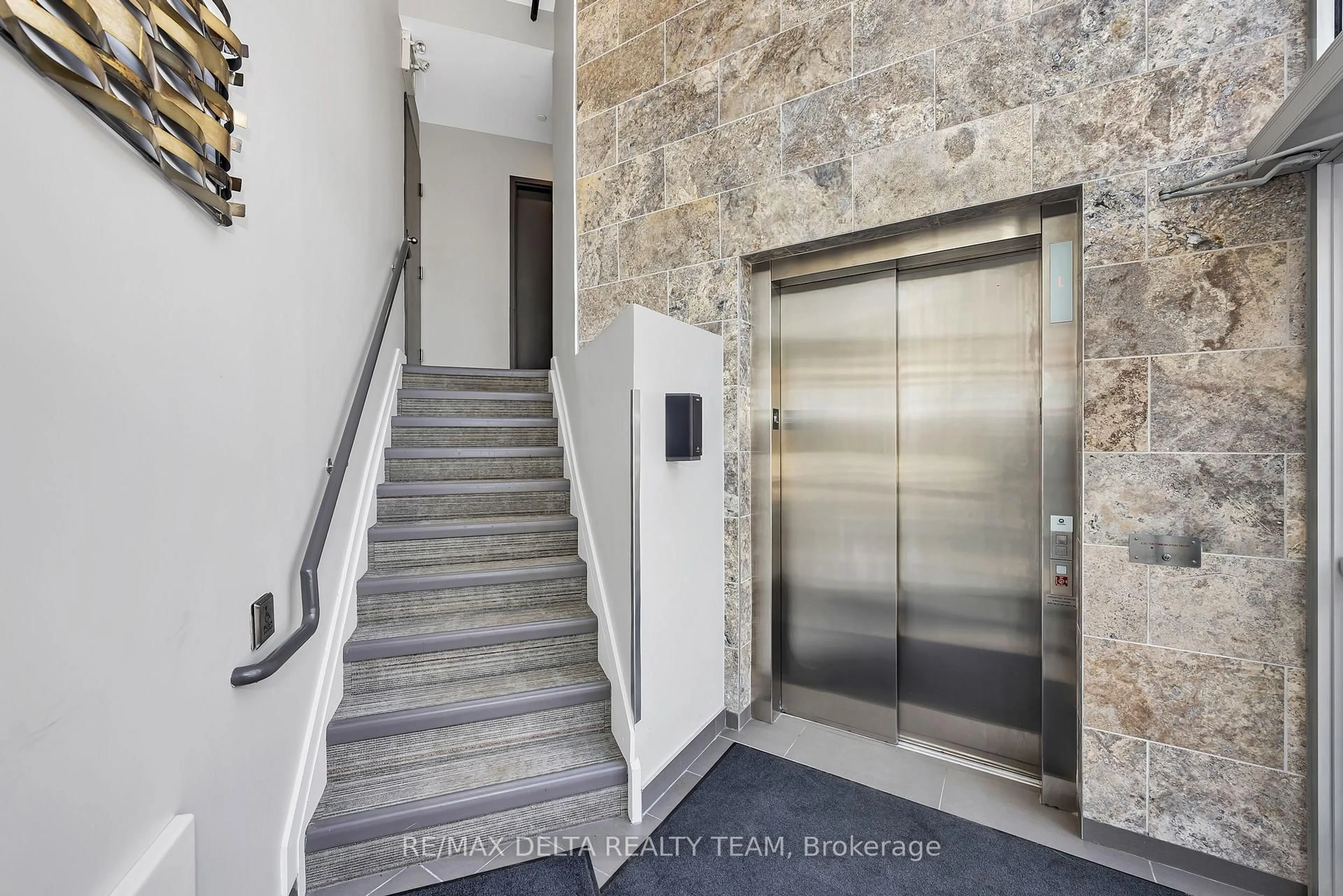 Indoor foyer for 150 Greenfield Ave #405, Ottawa Ontario K1S 5W6