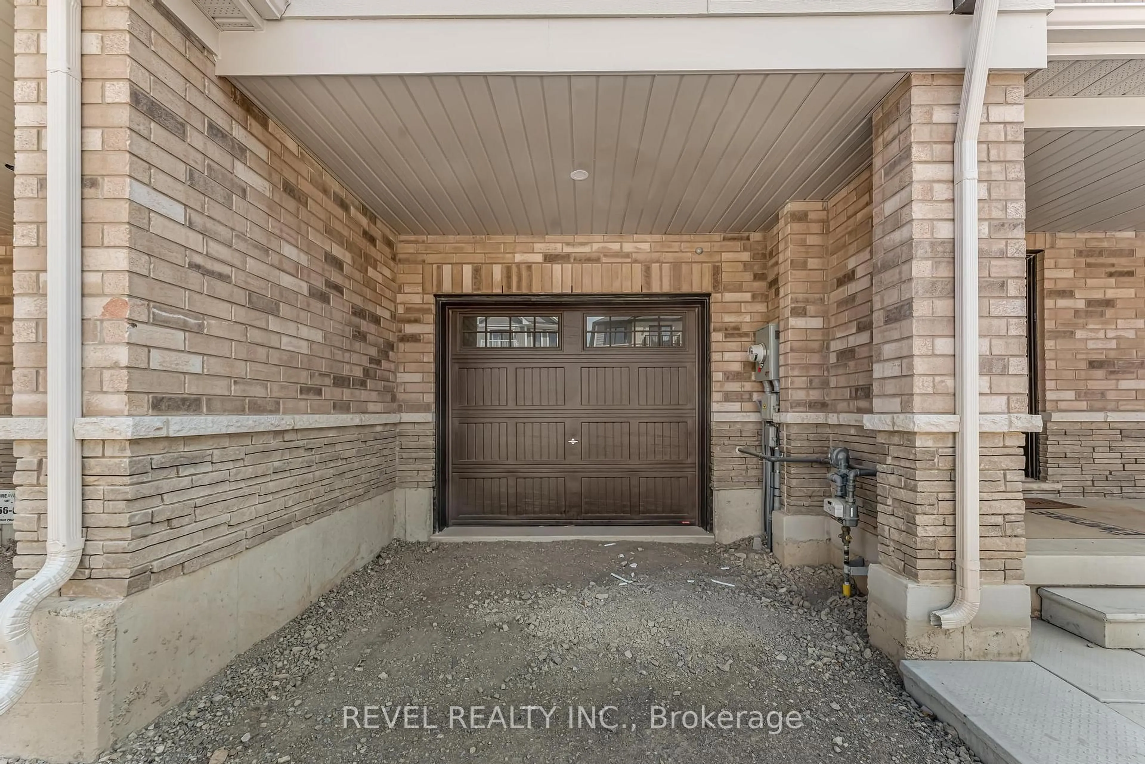 Indoor garage for 17 St Lawrence Rd, Haldimand Ontario N3W 0J5