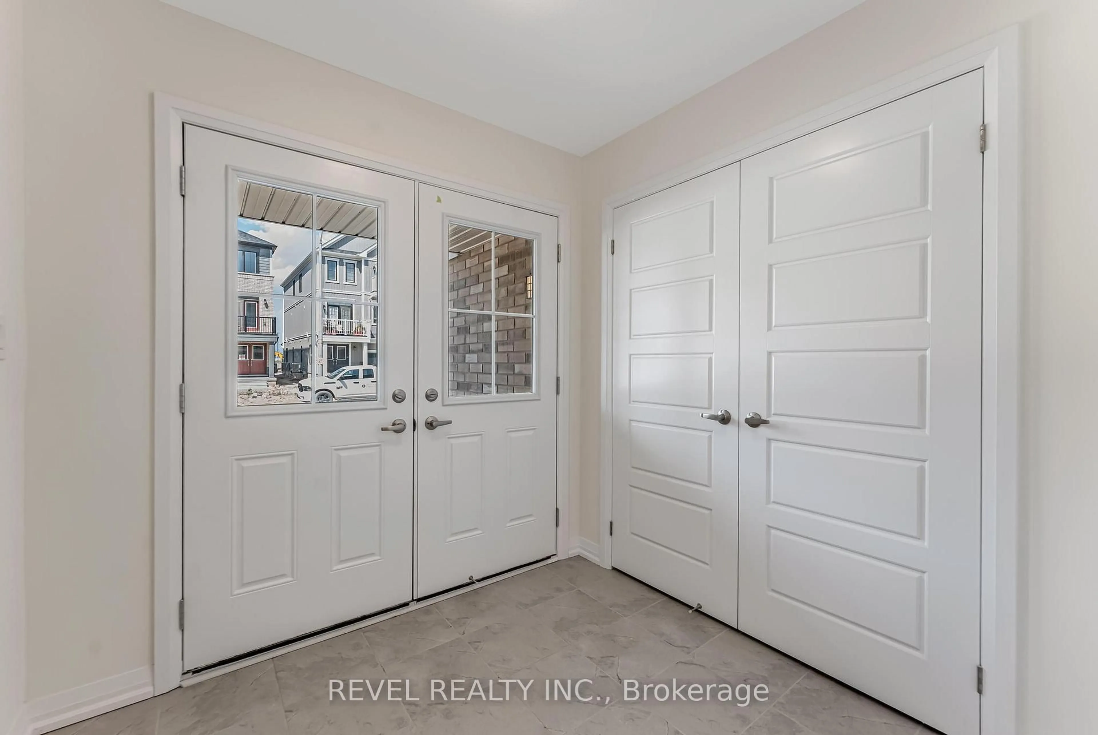 Indoor entryway for 17 St Lawrence Rd, Haldimand Ontario N3W 0J5