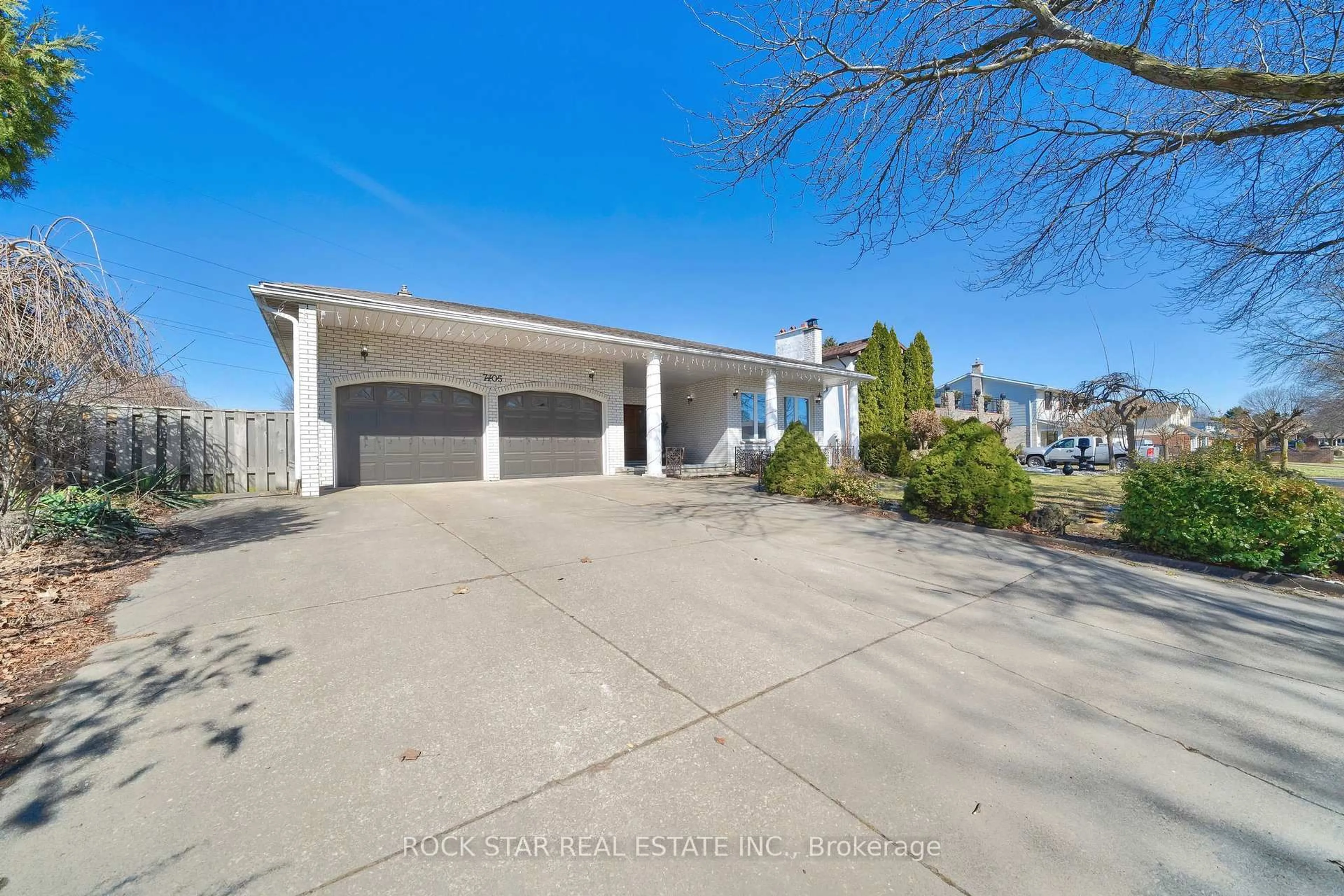 A pic from outside/outdoor area/front of a property/back of a property/a pic from drone, street for 7105 York Dr, Niagara Falls Ontario L2E 7A1