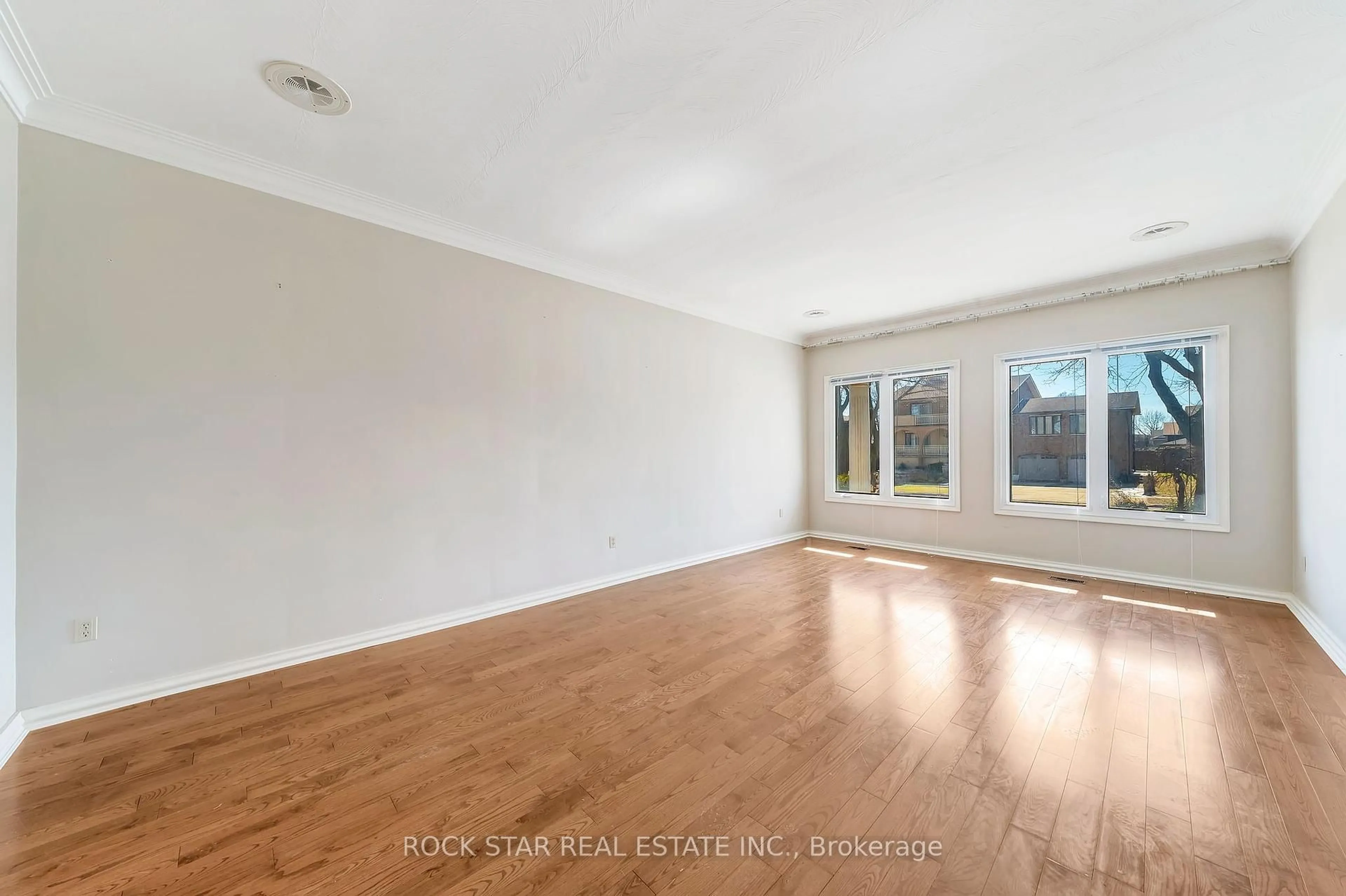 A pic of a room for 7105 York Dr, Niagara Falls Ontario L2E 7A1