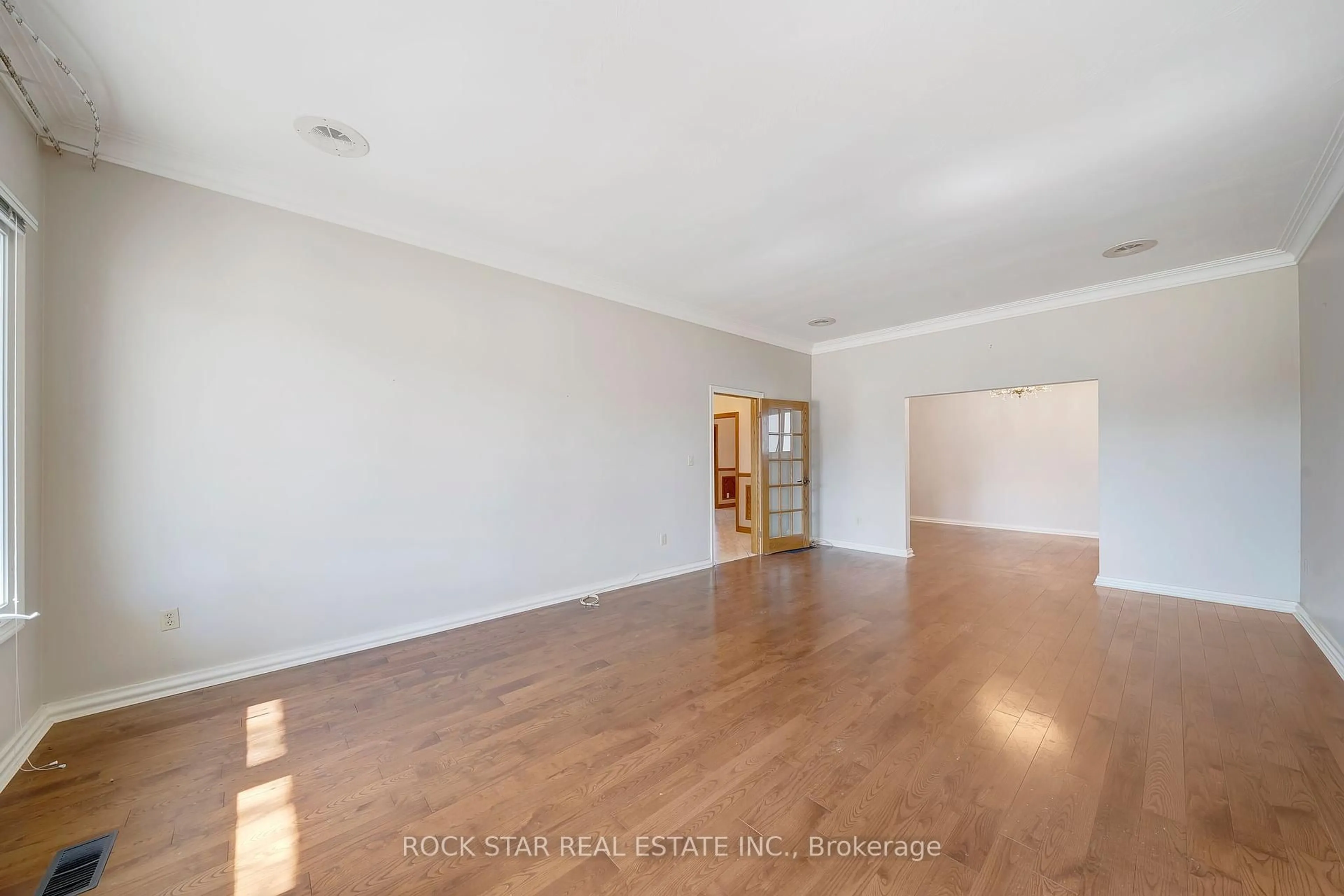 A pic of a room for 7105 York Dr, Niagara Falls Ontario L2E 7A1