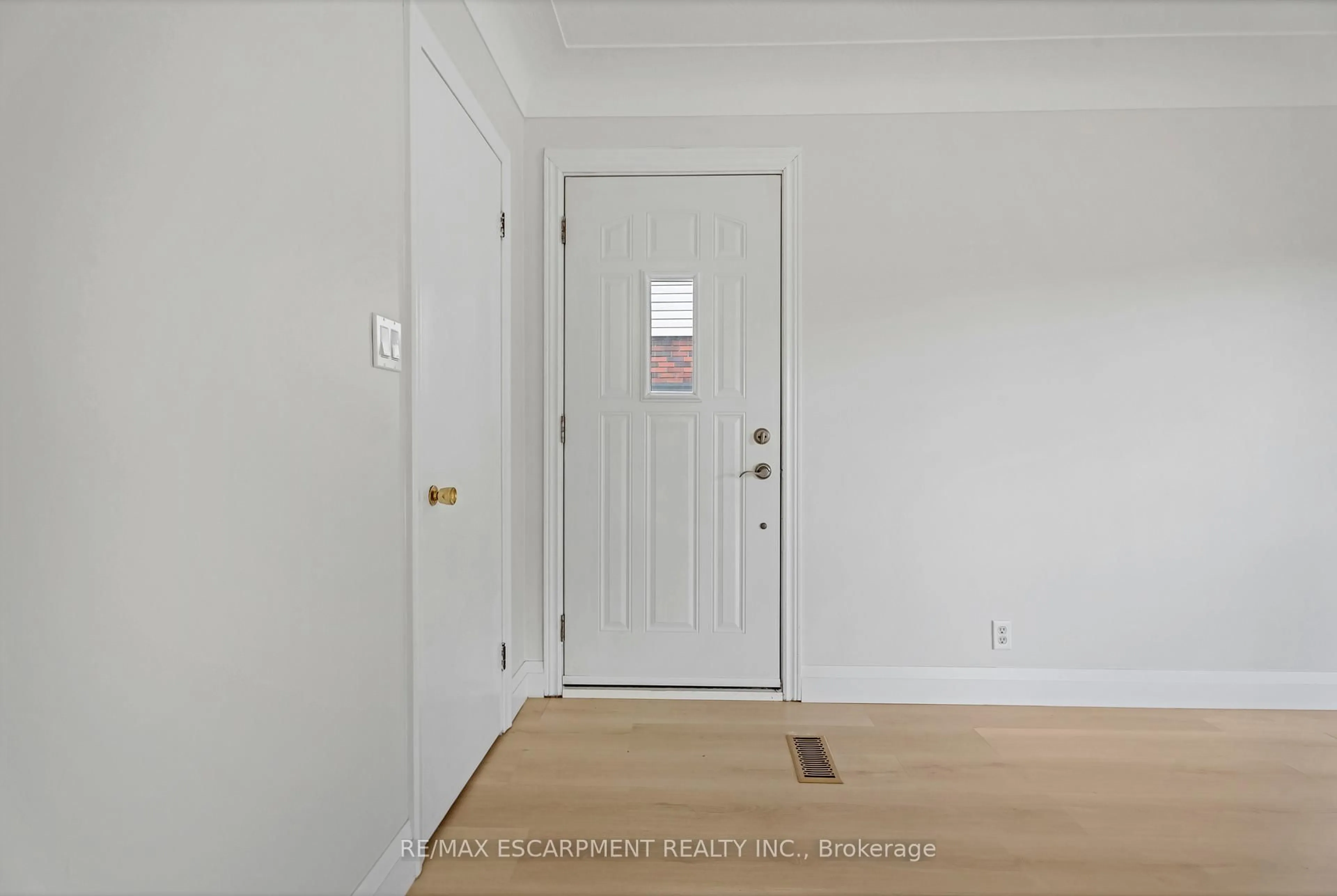 Indoor entryway for 165 WEST 27TH St, Hamilton Ontario L9C 5A5