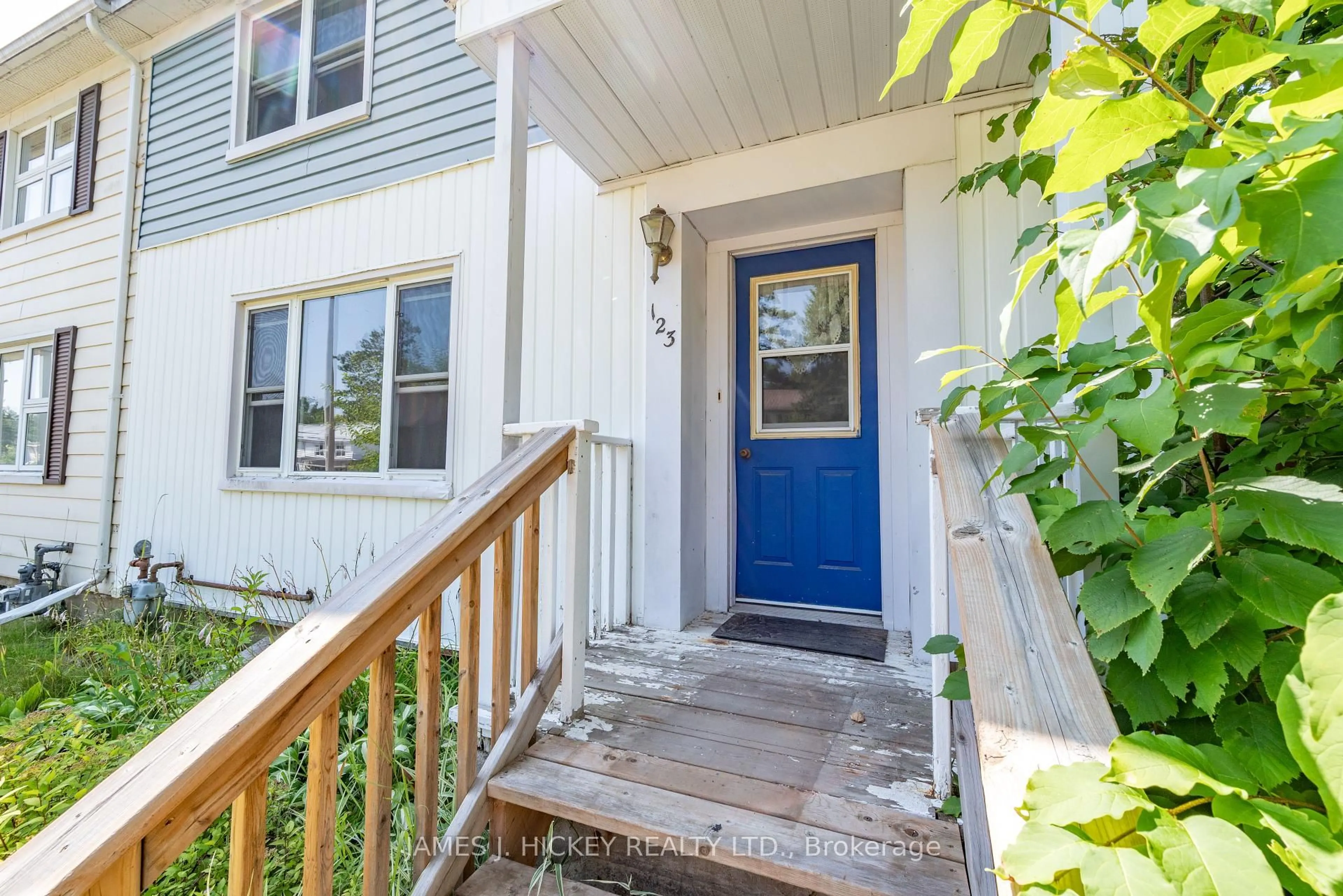 Indoor entryway for 123 Algonquin St, Deep River Ontario K0J 1P0