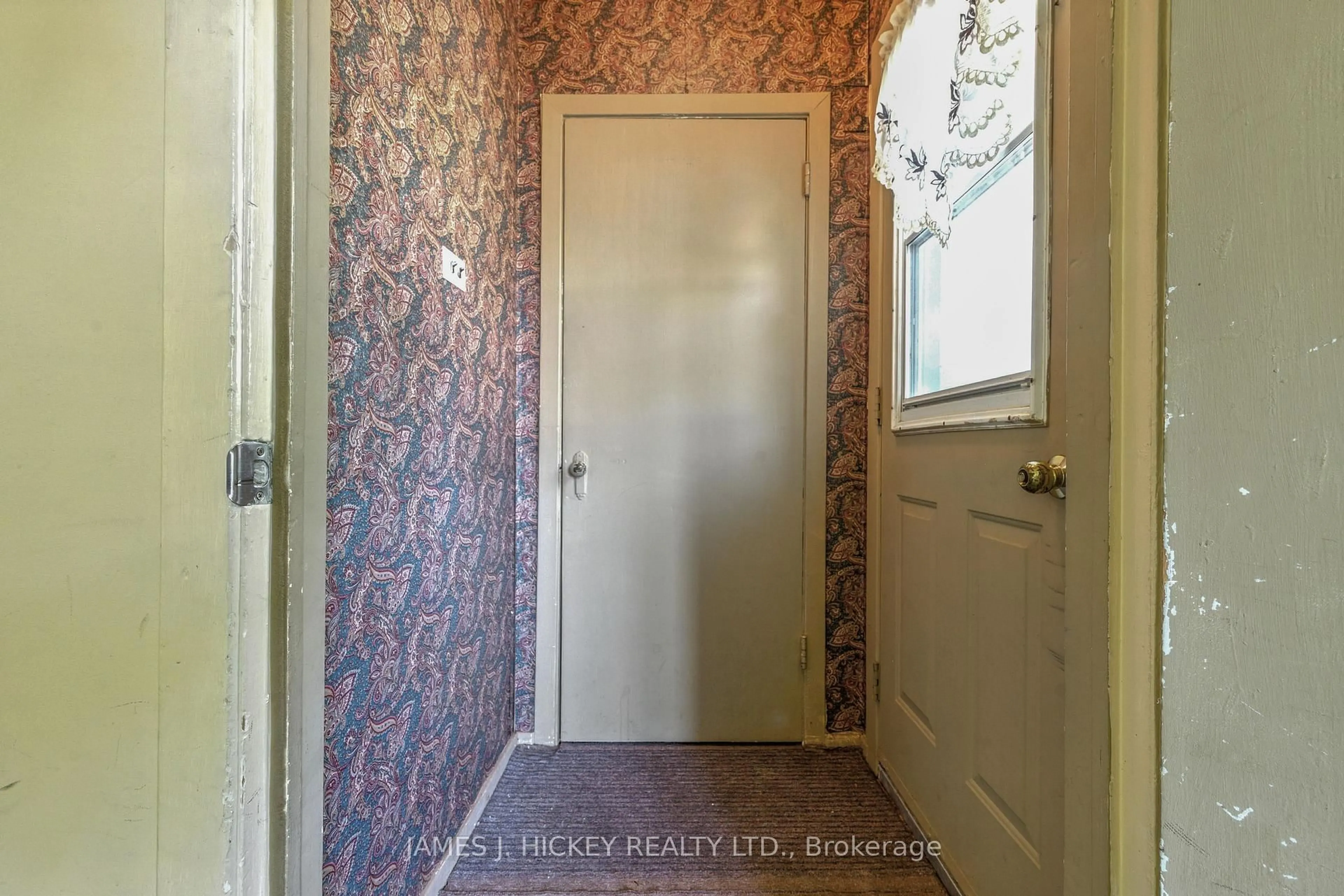 Indoor entryway for 123 Algonquin St, Deep River Ontario K0J 1P0