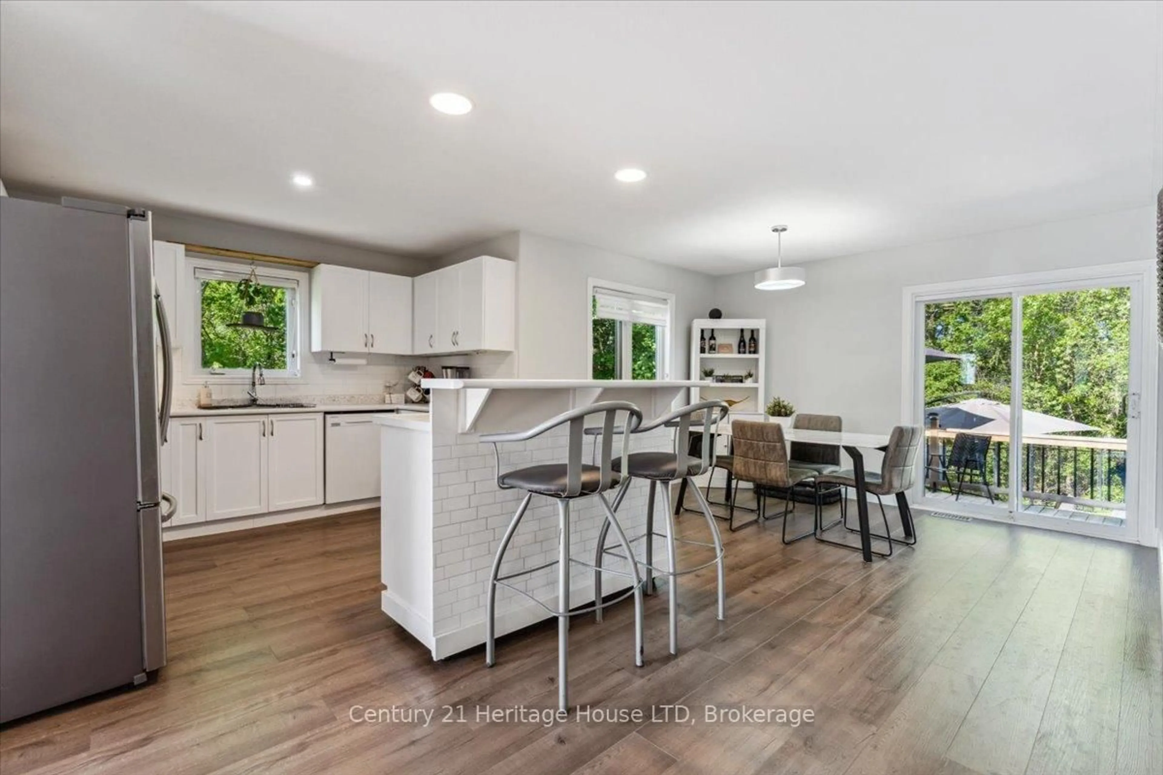 Open concept kitchen, unknown for 253 St Lawrence Dr, Welland Ontario L3C 7H6