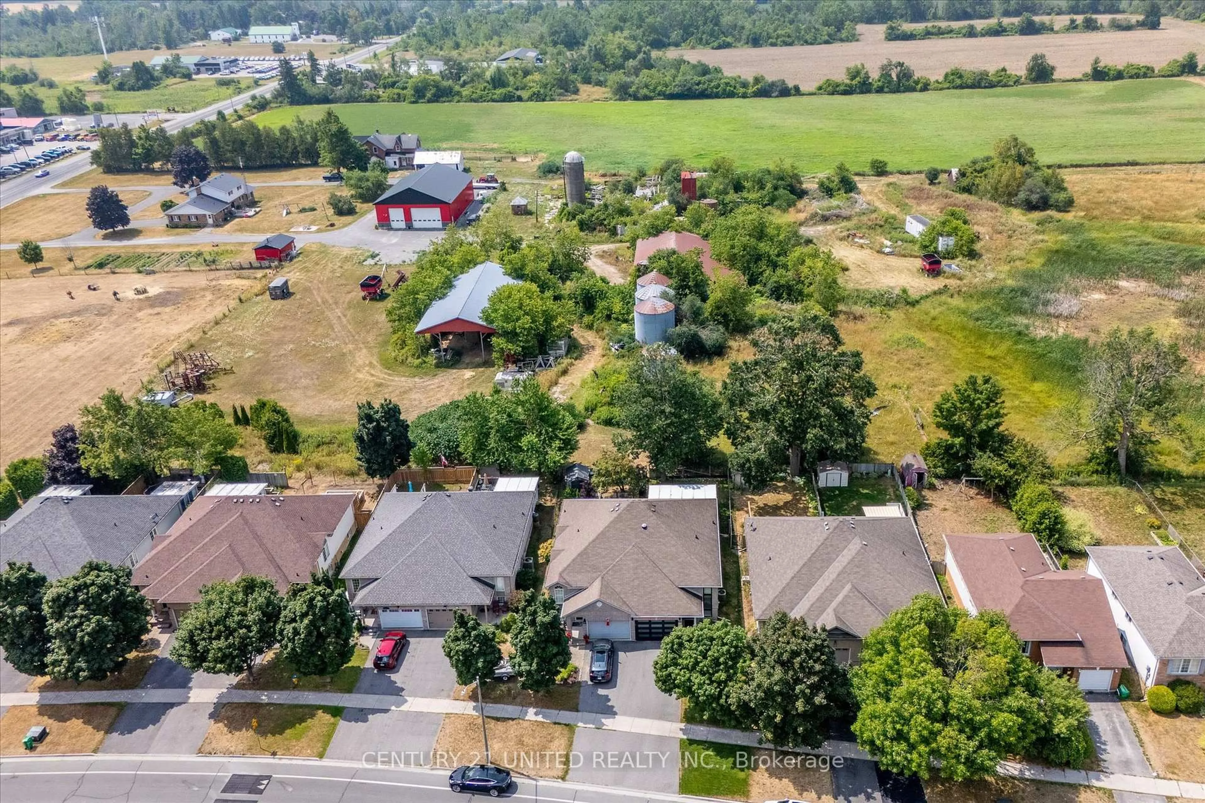 A pic from outside/outdoor area/front of a property/back of a property/a pic from drone, street for 3033 Westridge Blvd, Peterborough West Ontario K9K 2K5