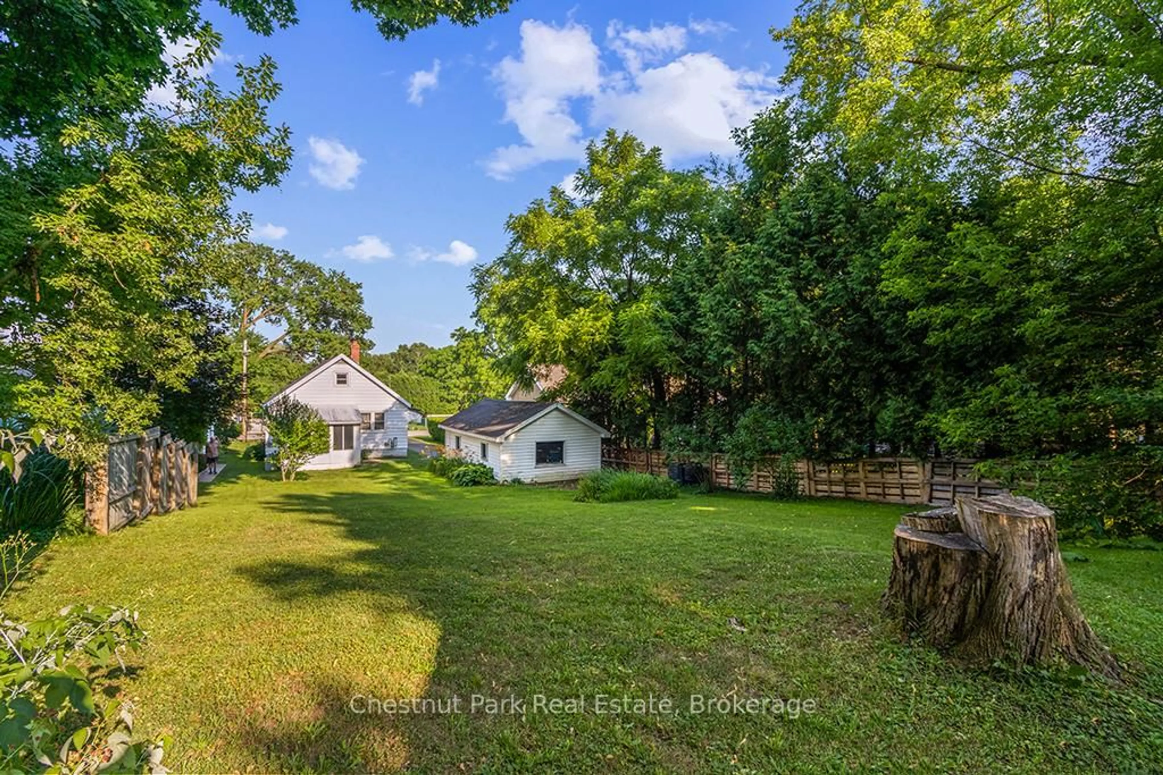 A pic from outside/outdoor area/front of a property/back of a property/a pic from drone, unknown for 1540 6th Ave, Owen Sound Ontario N4K 5H8