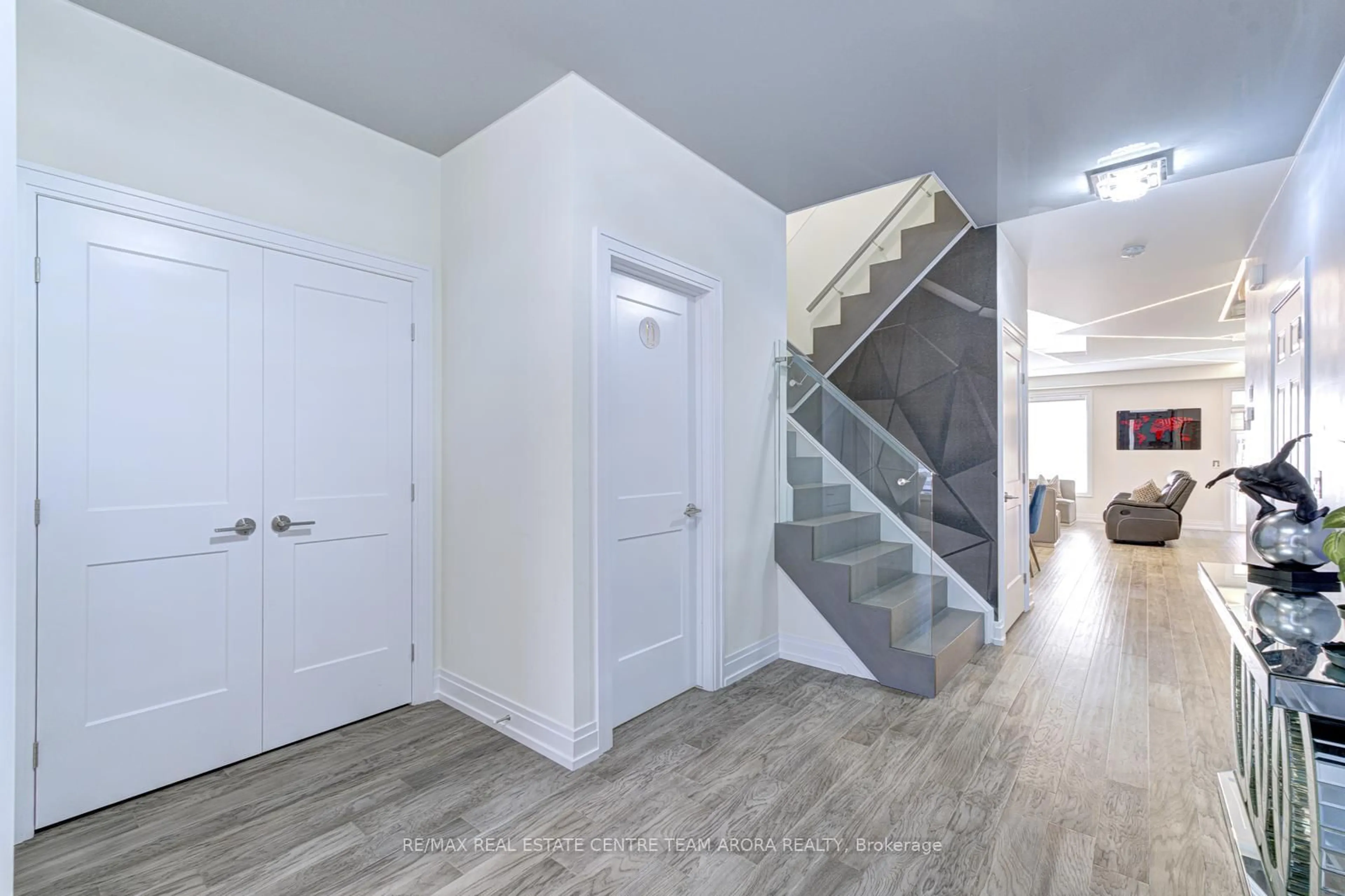 Indoor entryway for 39 Great Fls Blvd, Hamilton Ontario L0R 2H7