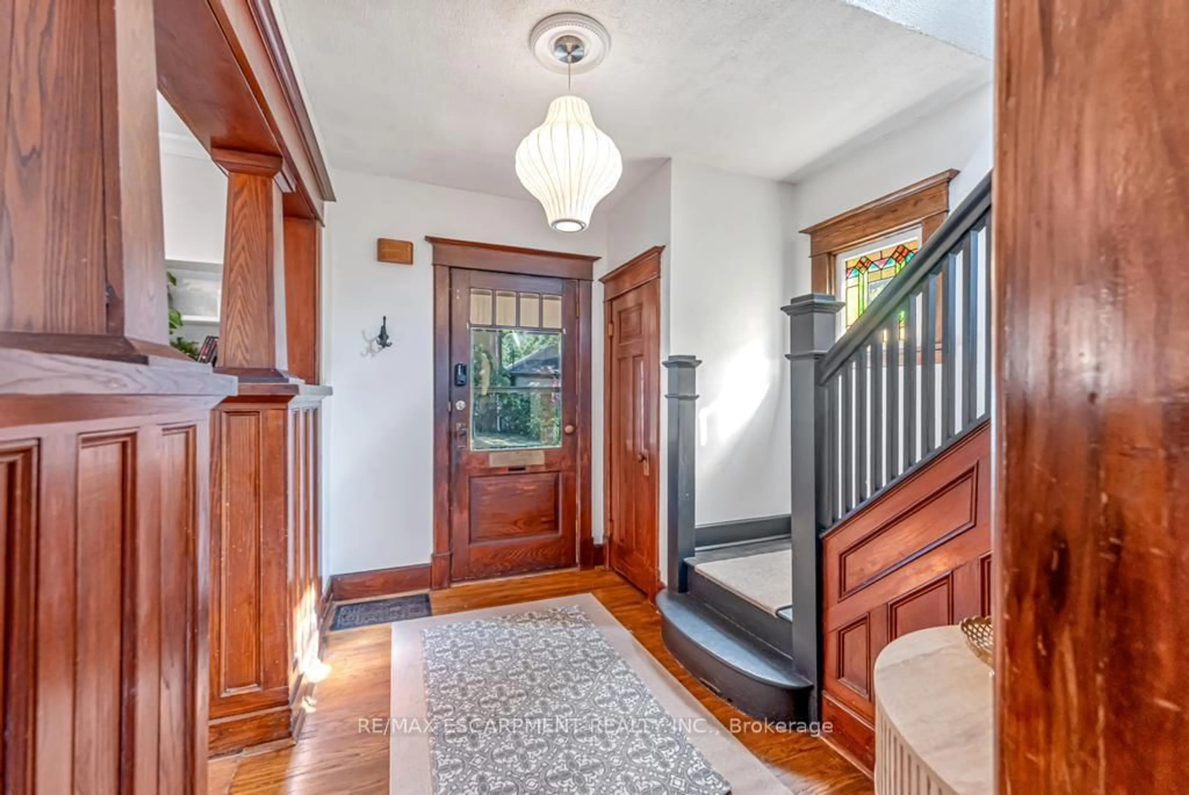 Indoor entryway for 47 EAGLE Ave, Brantford Ontario N3S 1Z1