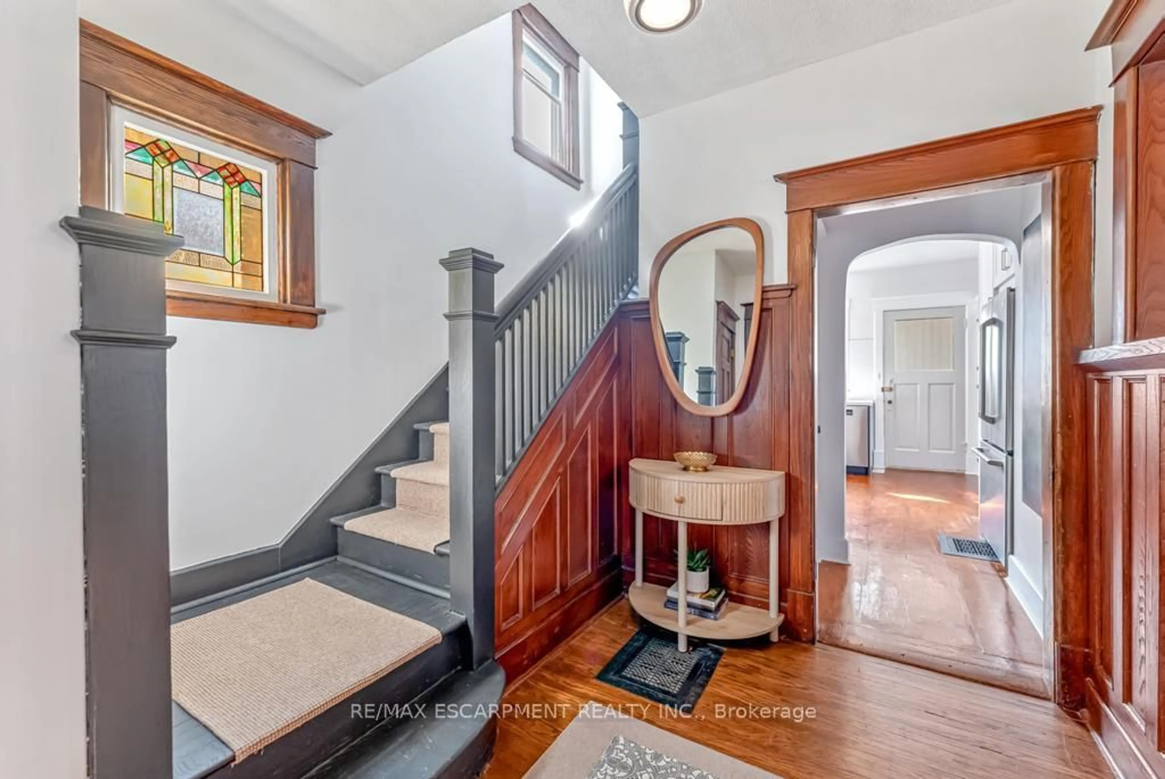 Indoor entryway for 47 EAGLE Ave, Brantford Ontario N3S 1Z1