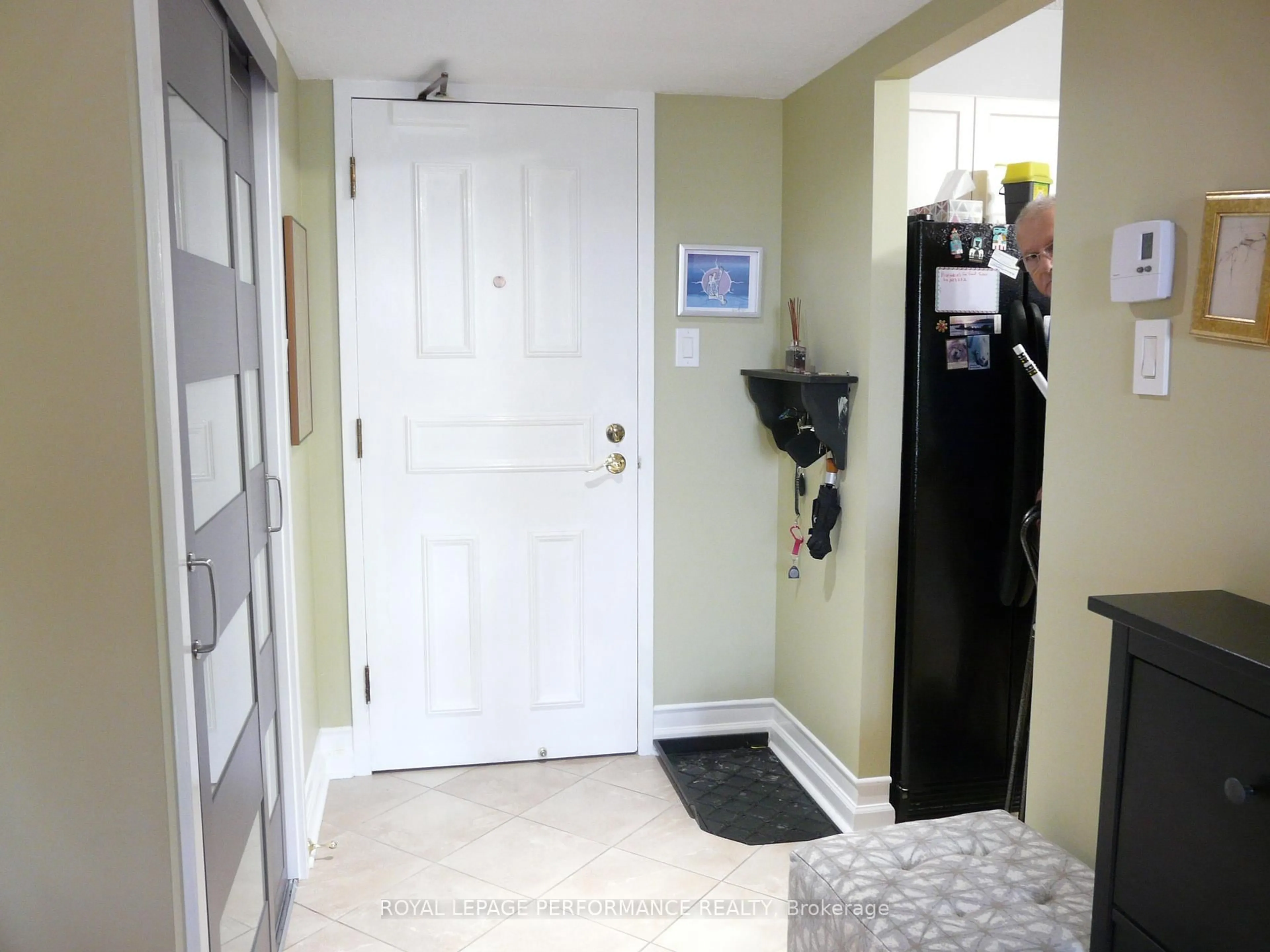 Indoor entryway for 200 Lafontaine Ave #404, Ottawa Ontario K1L 8K8