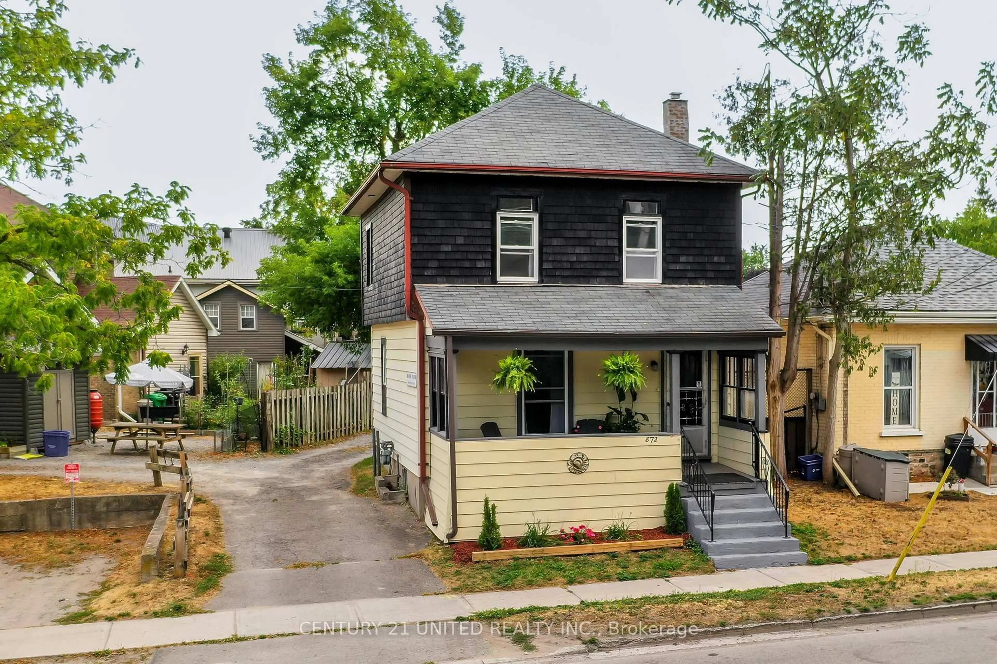 Home with vinyl exterior material, street for 872 George St, Peterborough North Ontario K9H 3T7