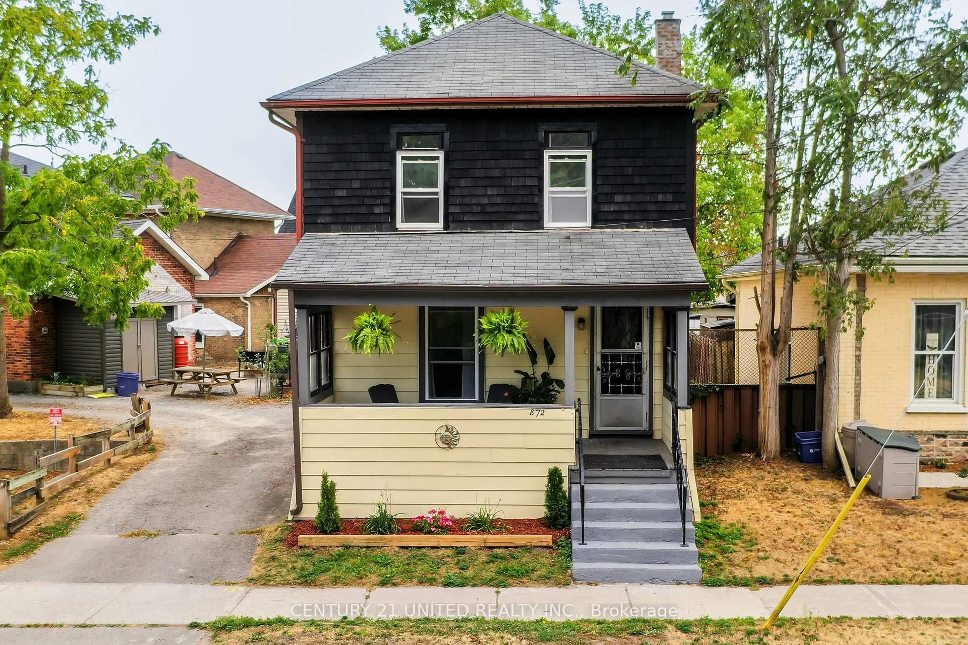 Home with vinyl exterior material, street for 872 George St, Peterborough North Ontario K9H 3T7