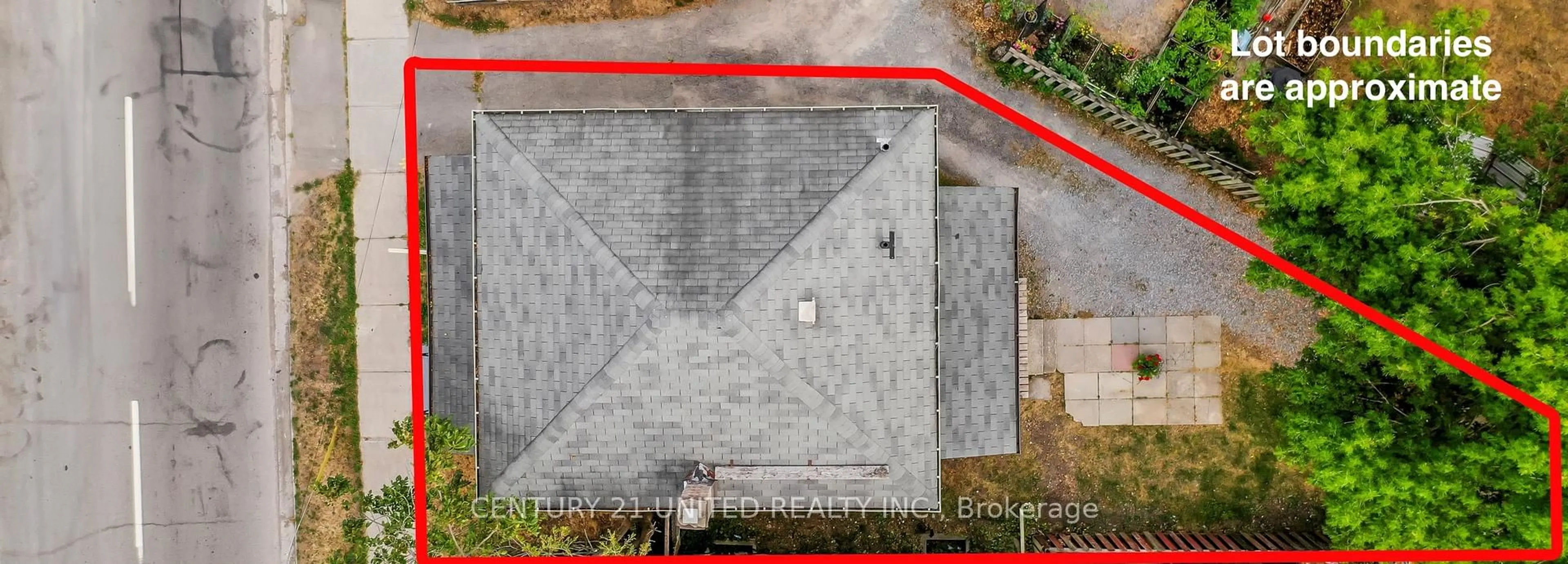 A pic from outside/outdoor area/front of a property/back of a property/a pic from drone, building for 872 George St, Peterborough North Ontario K9H 3T7