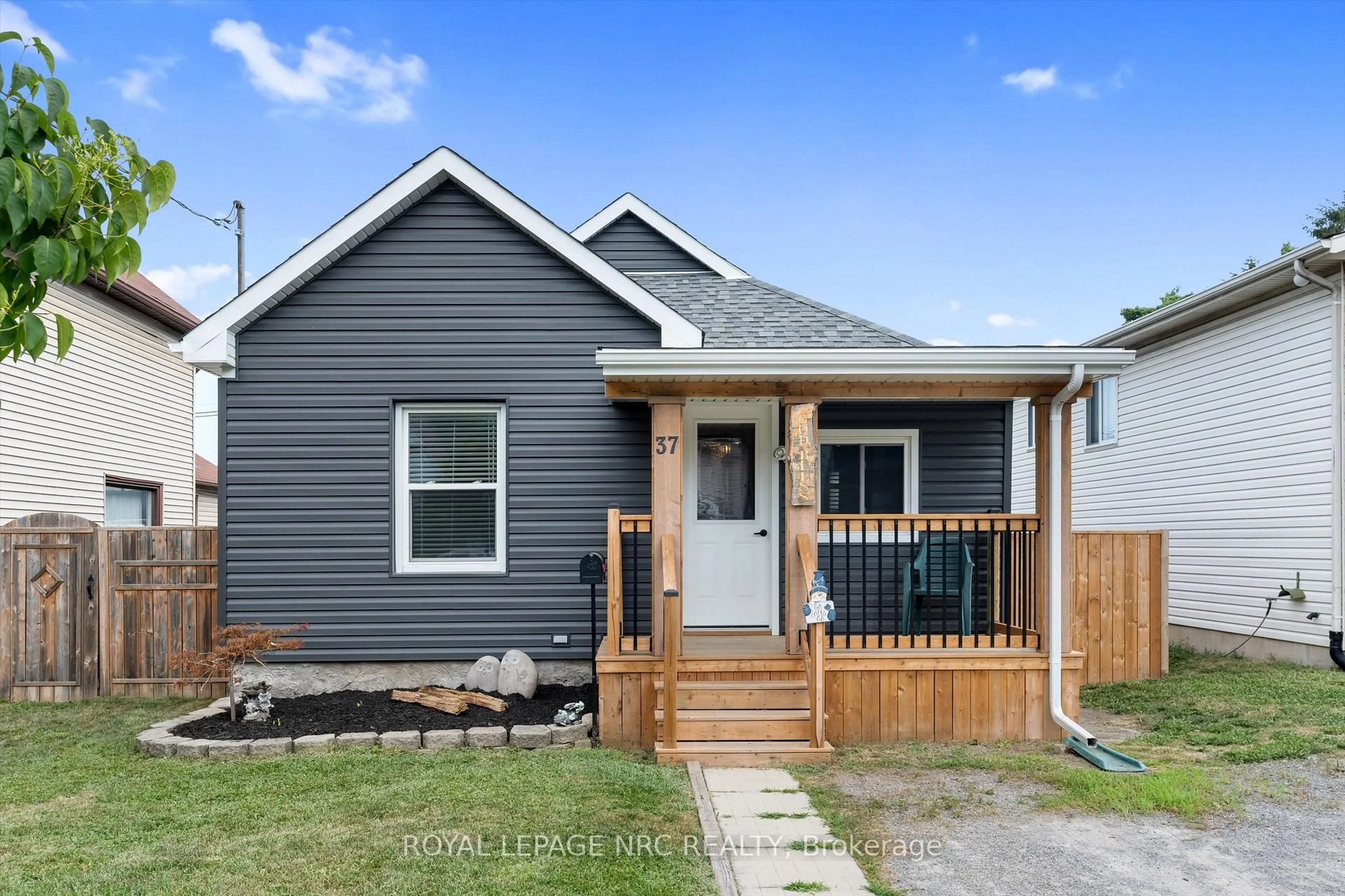 Home with vinyl exterior material, street for 37 Almond St, St. Catharines Ontario L2T 1G1