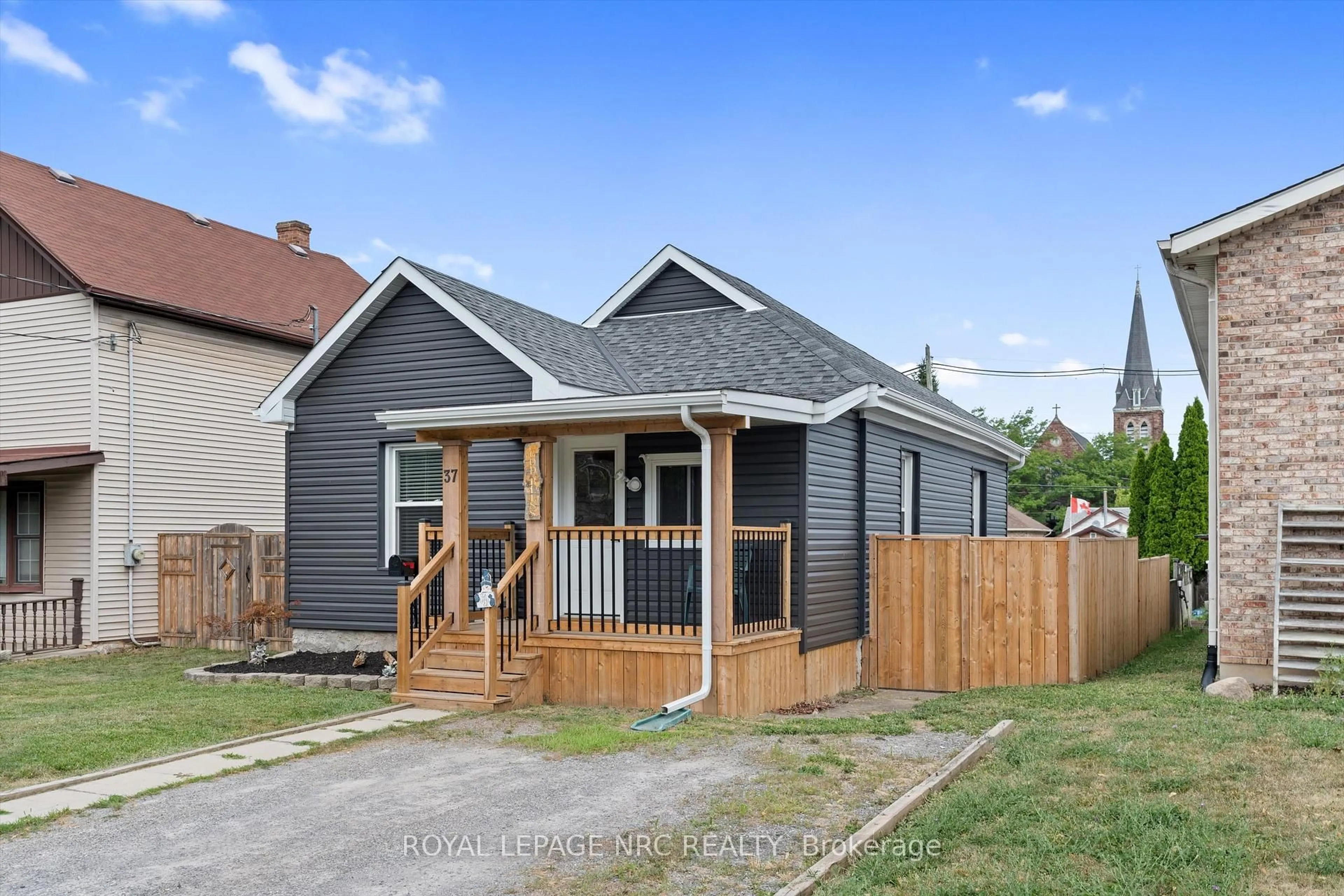 Home with vinyl exterior material, street for 37 Almond St, St. Catharines Ontario L2T 1G1