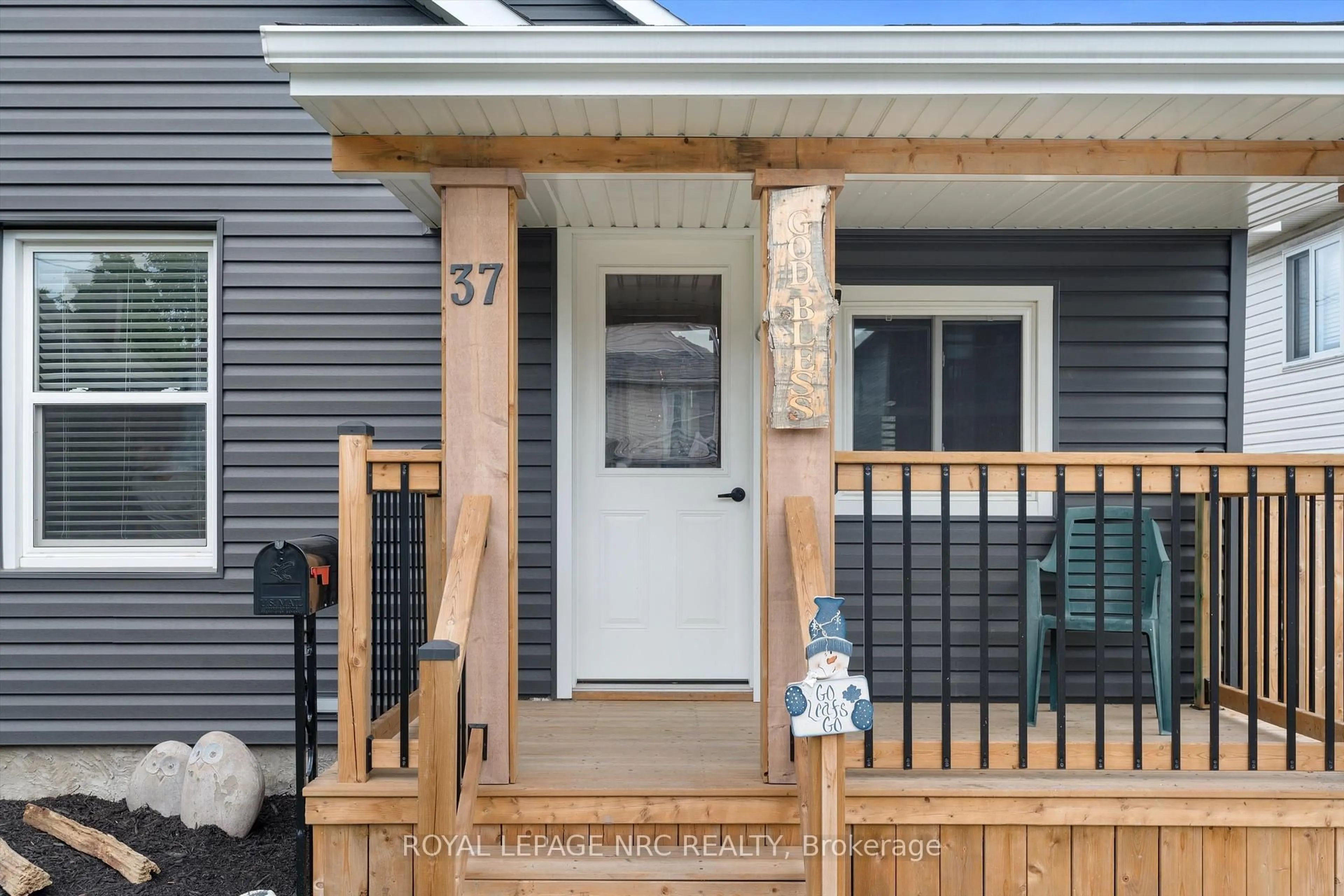 Indoor entryway for 37 Almond St, St. Catharines Ontario L2T 1G1
