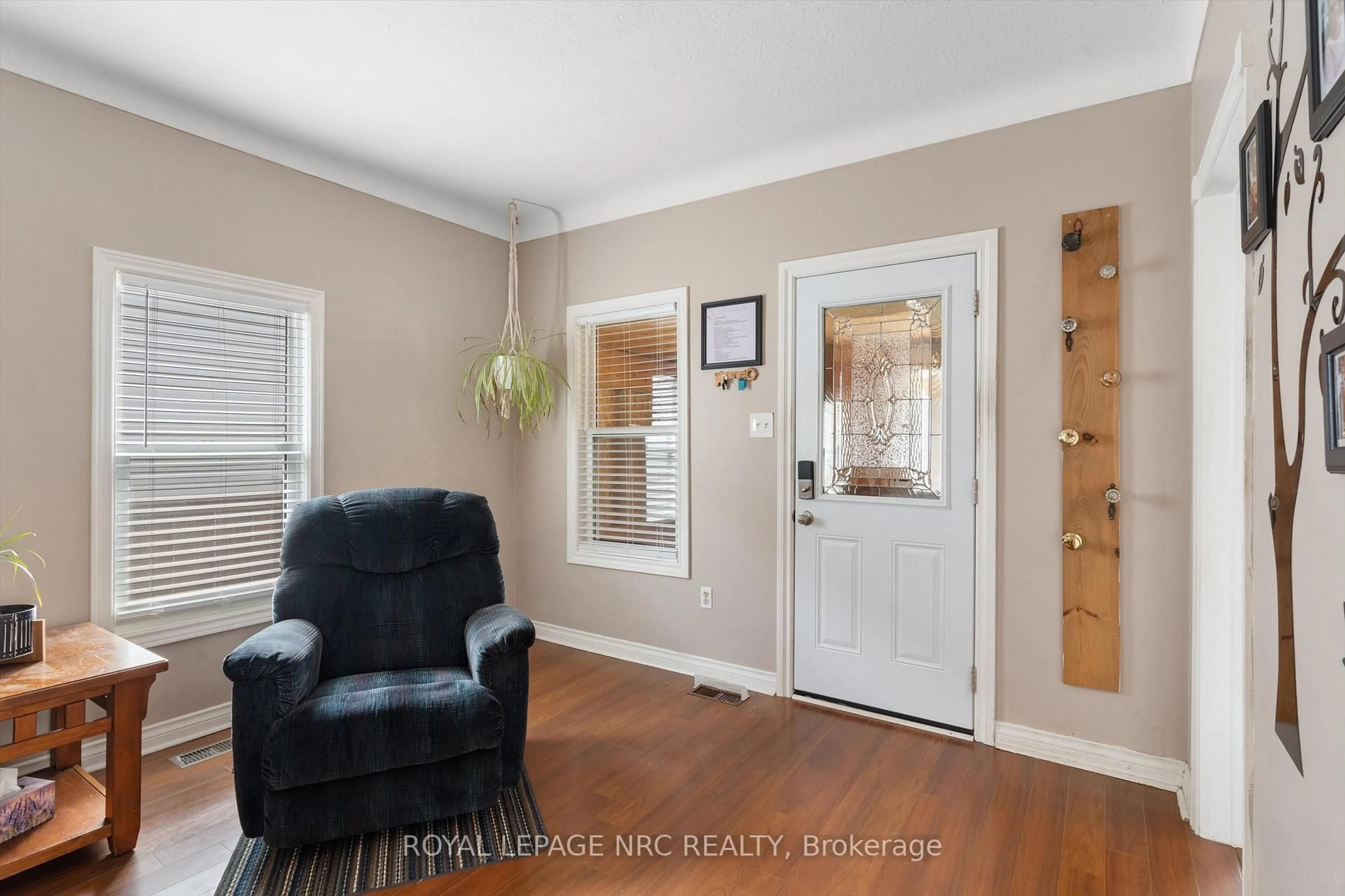 Indoor entryway for 37 Almond St, St. Catharines Ontario L2T 1G1