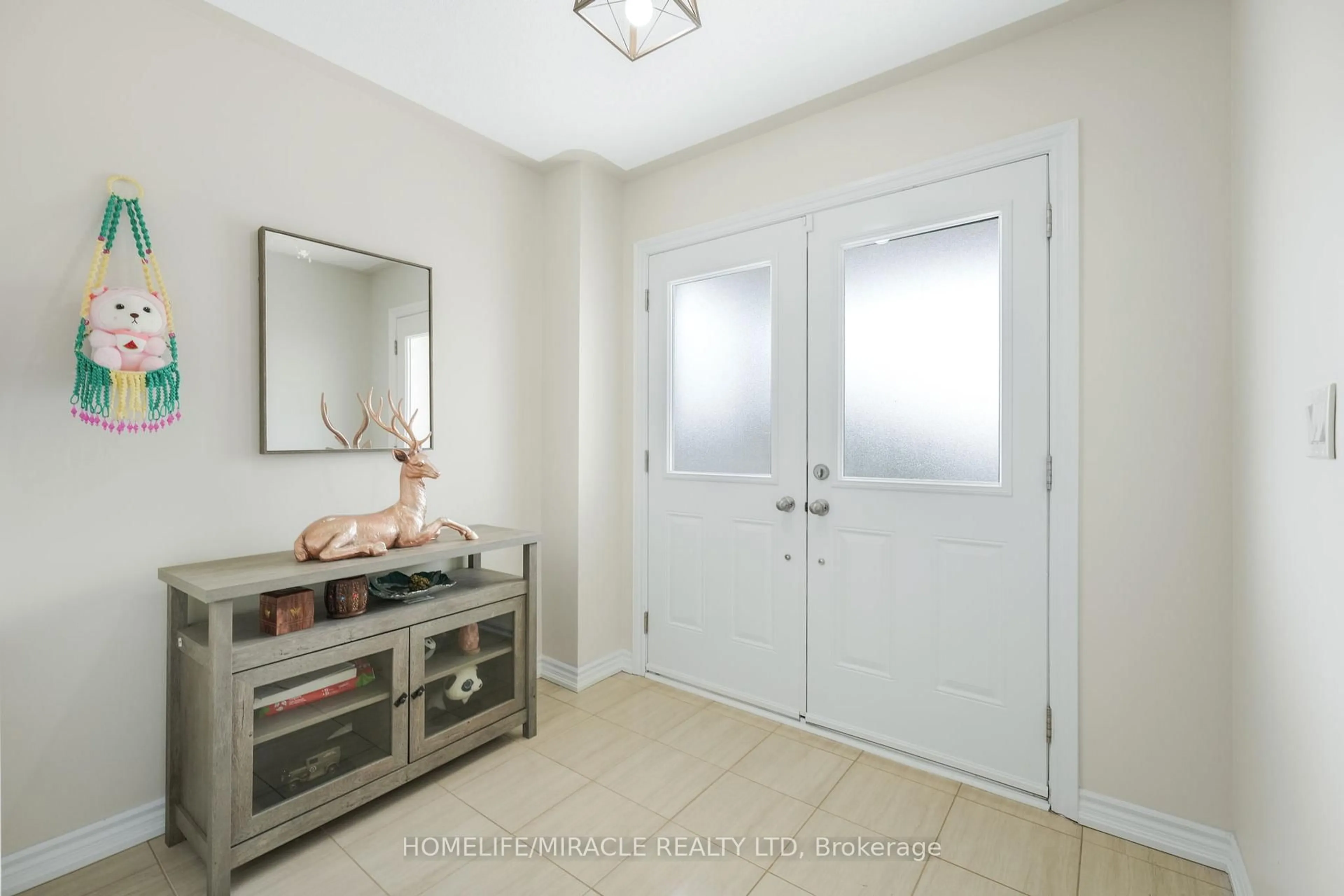 Indoor entryway for 92 Todd Cres, Southgate Ontario N0C 1B0