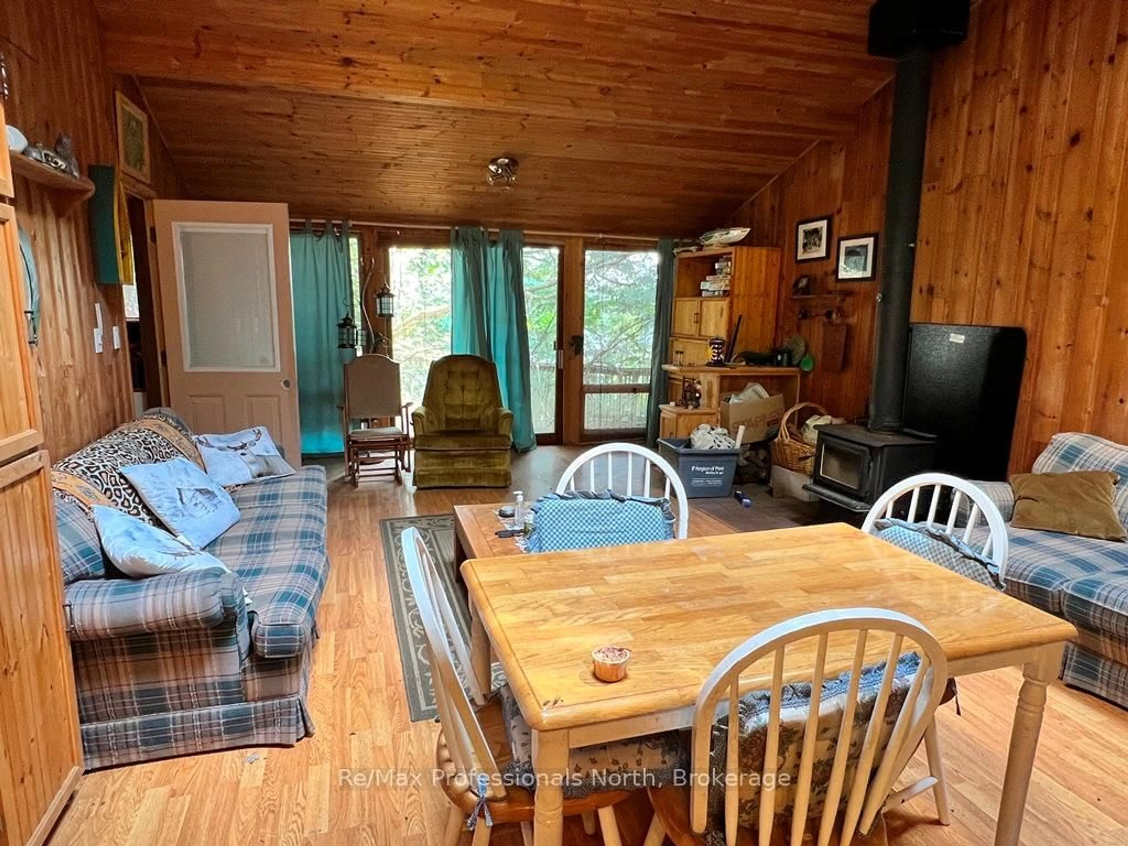 Living room with furniture, wood/laminate floor for 1019 Goshawk Cres, Dysart et al Ontario K0L 1M1