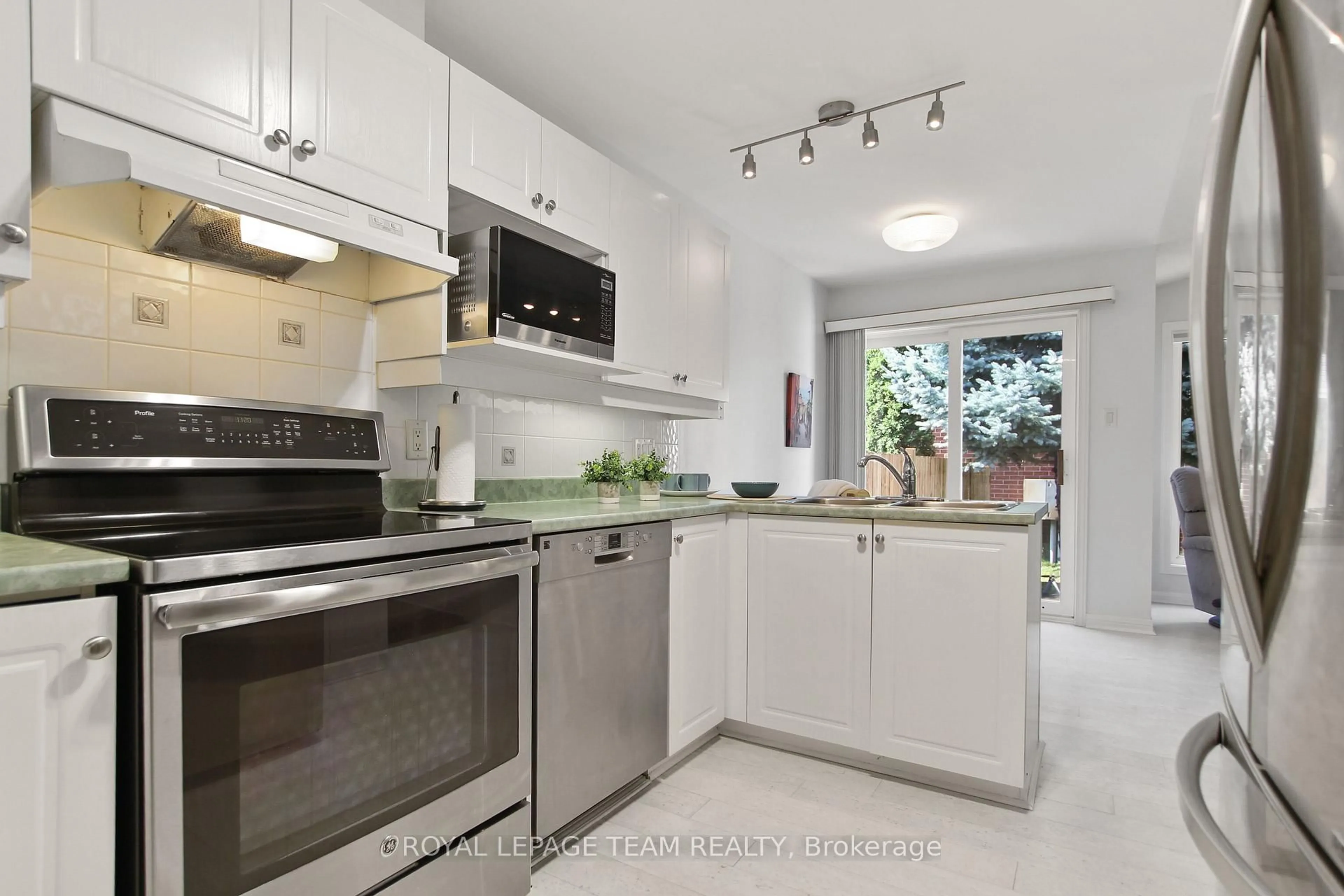 Standard kitchen, ceramic/tile floor for 46 Kettleby St, Ottawa Ontario K2K 3C4