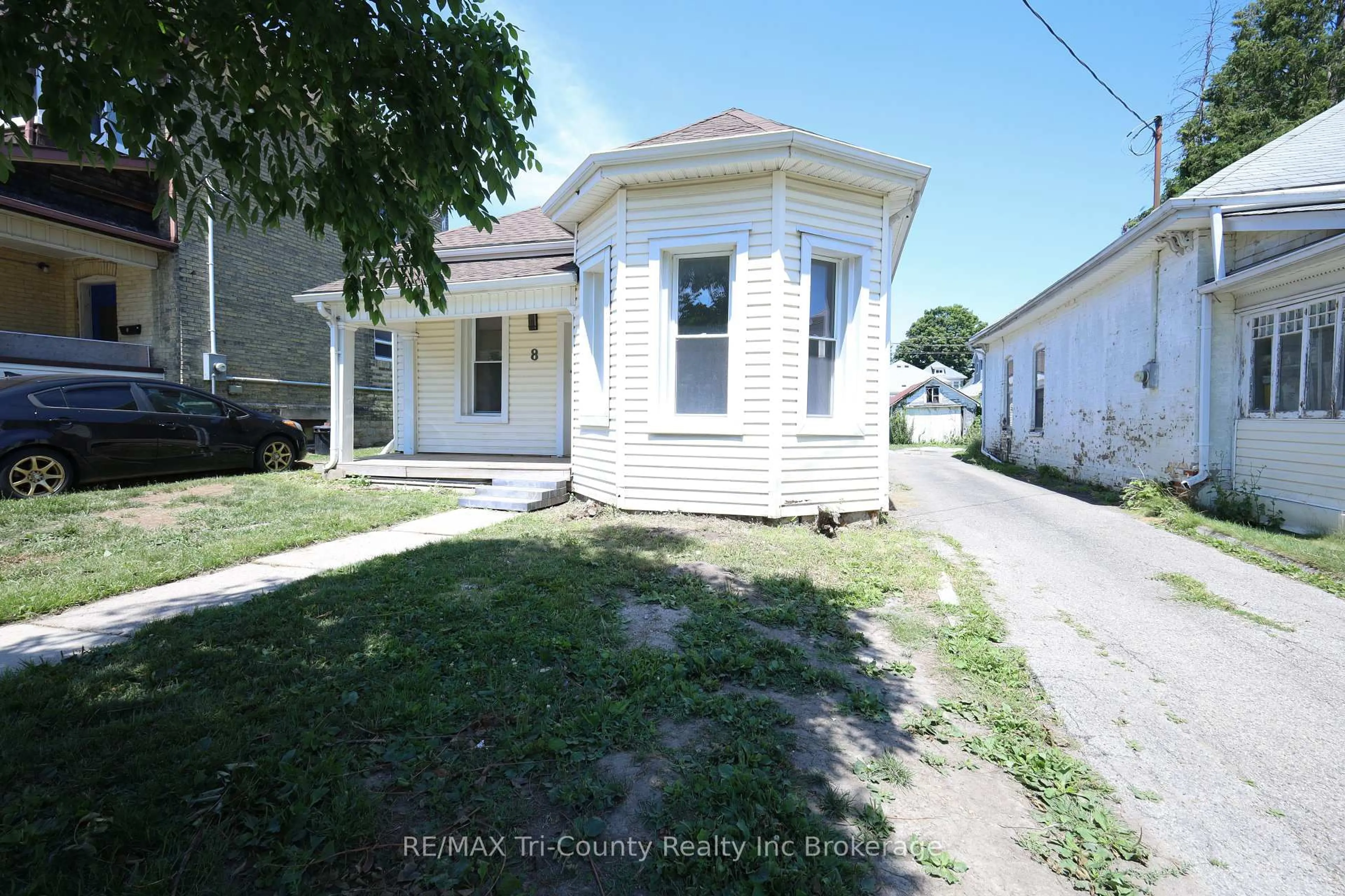 A pic from outside/outdoor area/front of a property/back of a property/a pic from drone, street for 8 Erie St, St. Thomas Ontario N5R 2M5