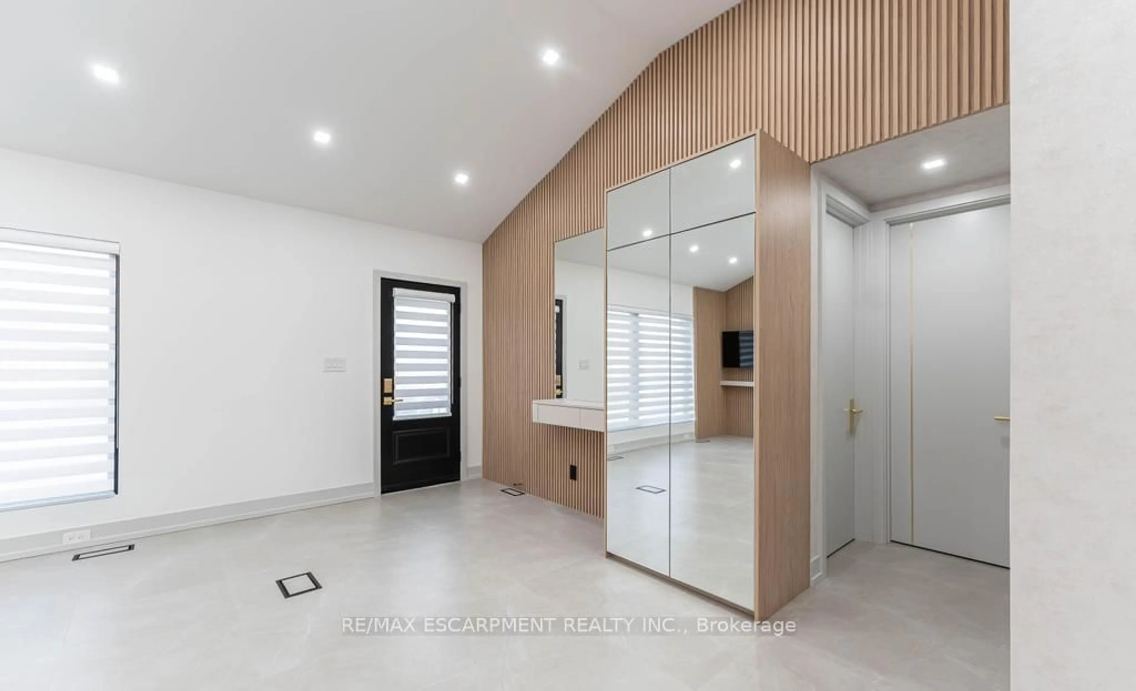 Indoor foyer for 174 ROXBOROUGH Ave, Hamilton Ontario L8E 1S5