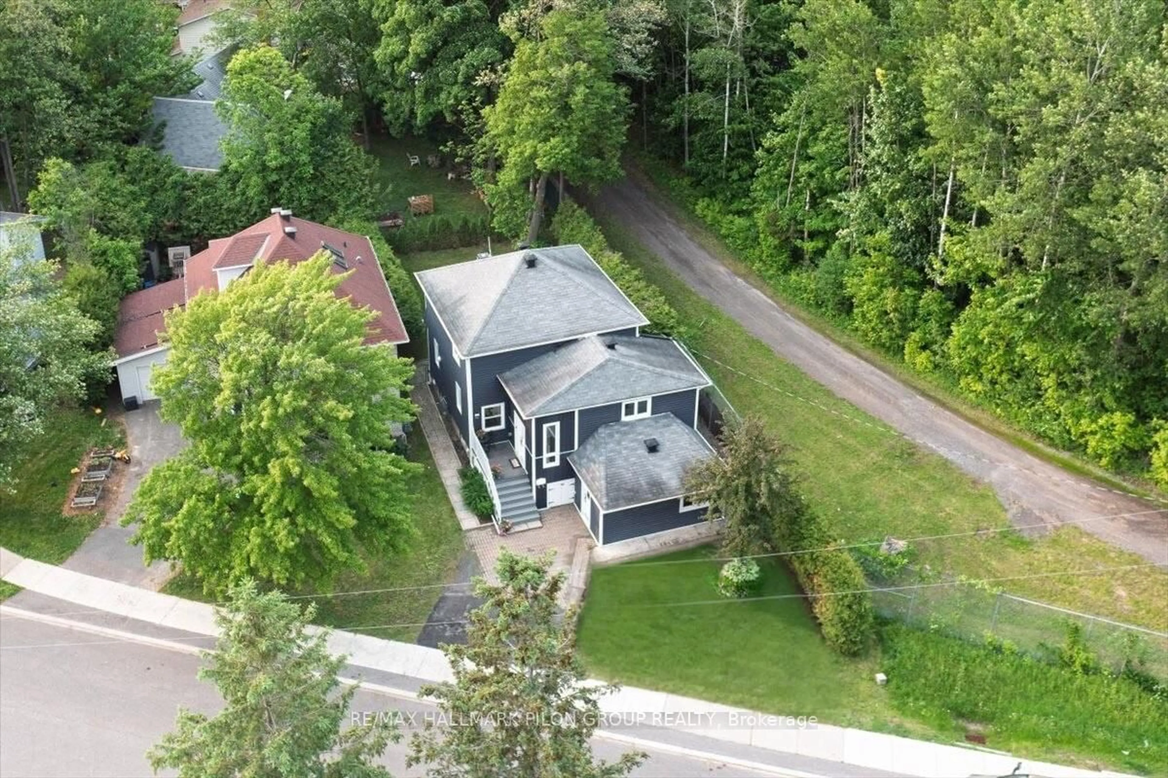 A pic from outside/outdoor area/front of a property/back of a property/a pic from drone, street for 84 Eastpark Dr, Ottawa Ontario K1B 4A4