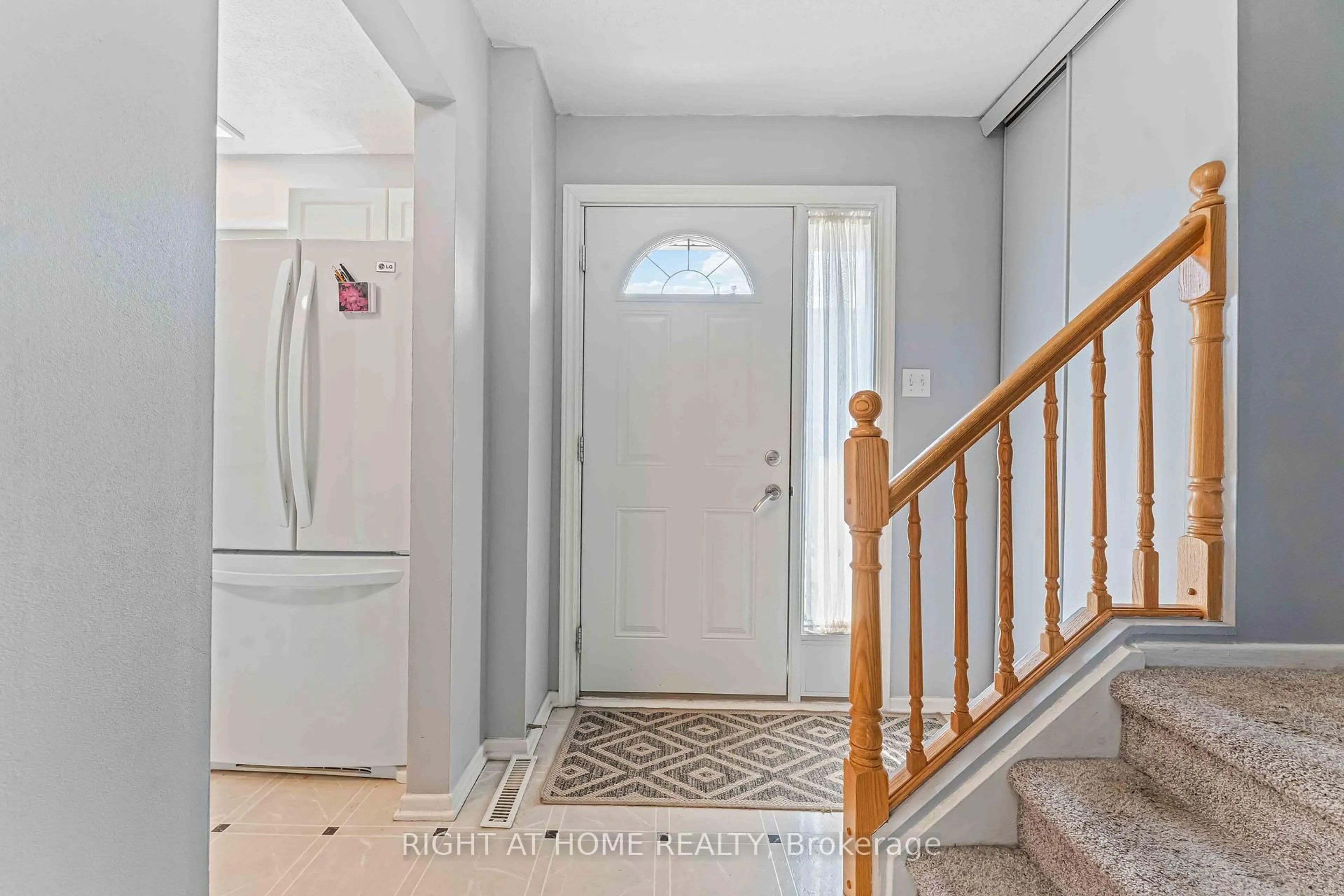 Indoor entryway for 481E Moodie Dr, Ottawa Ontario K2H 8T7