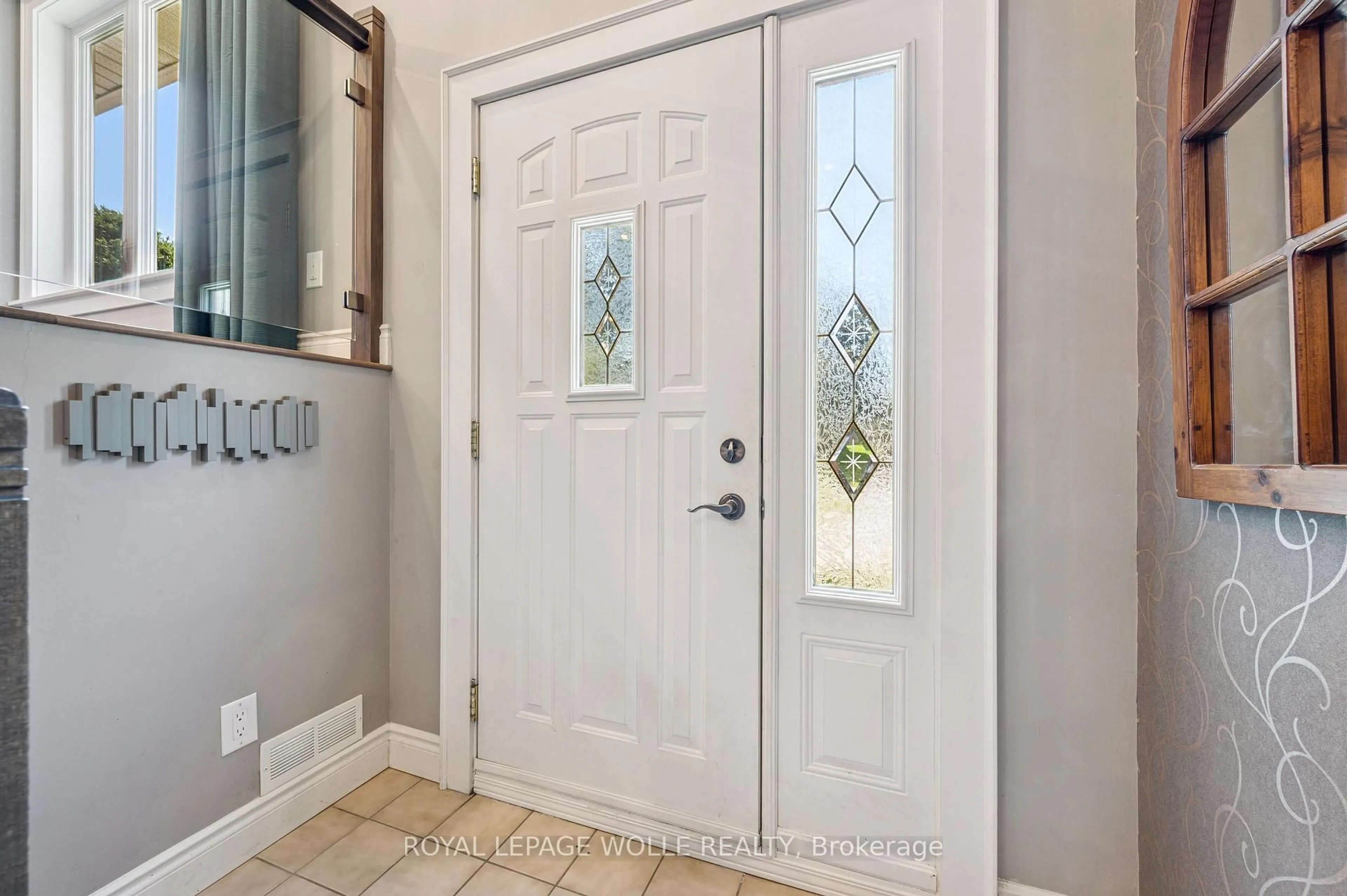 Indoor entryway for 558 Elm Ridge Pl, Waterloo Ontario N2L 4P7
