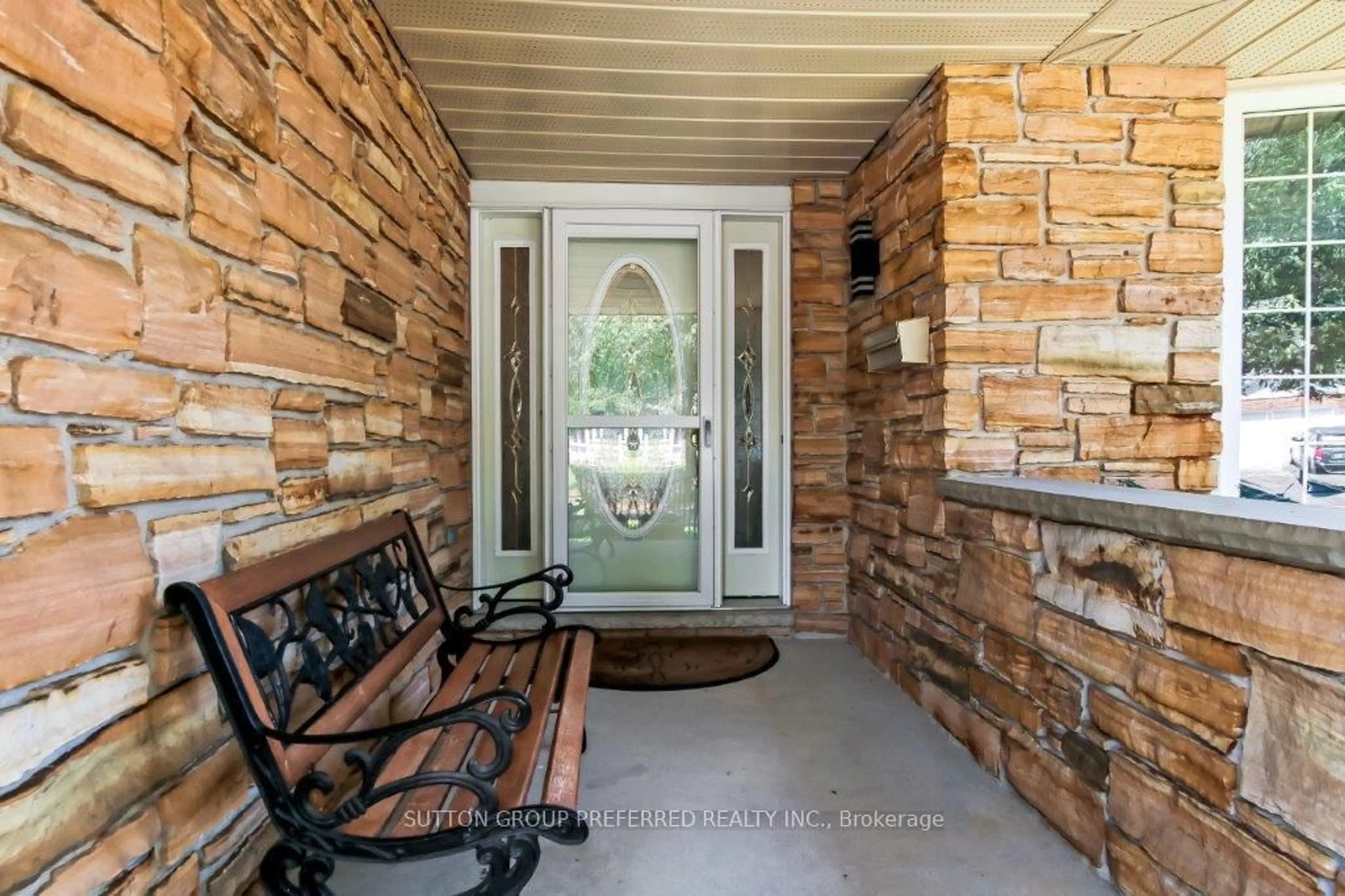 Indoor entryway for 128 Concord Cres, London North Ontario N6G 3H7