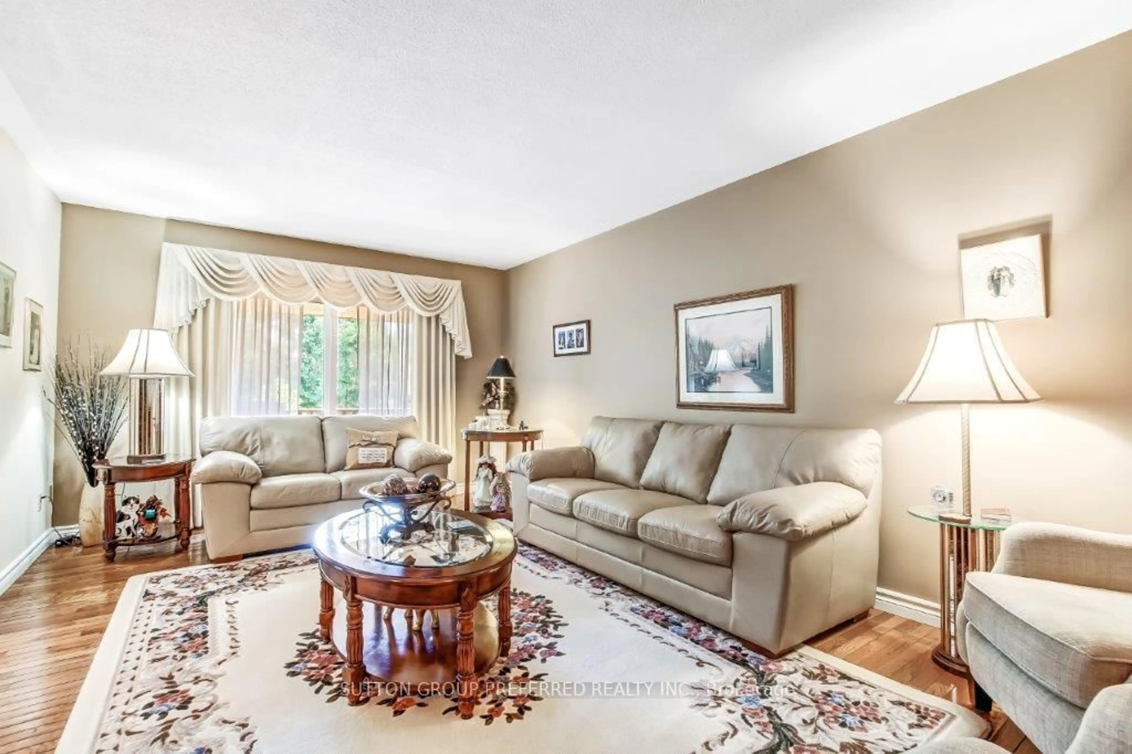 Living room with furniture, carpet floor for 128 Concord Cres, London North Ontario N6G 3H7