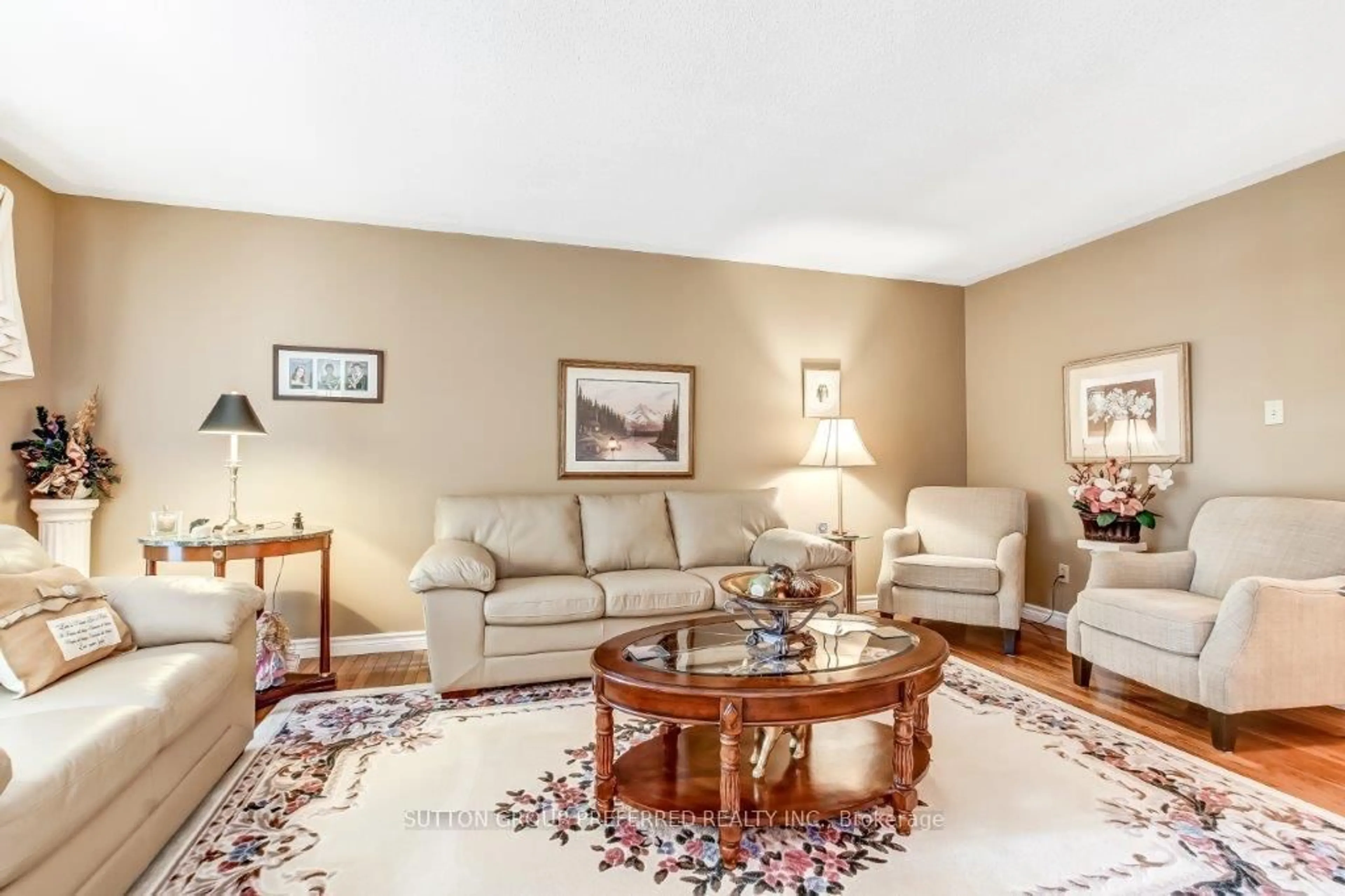 Living room with furniture, unknown for 128 Concord Cres, London North Ontario N6G 3H7