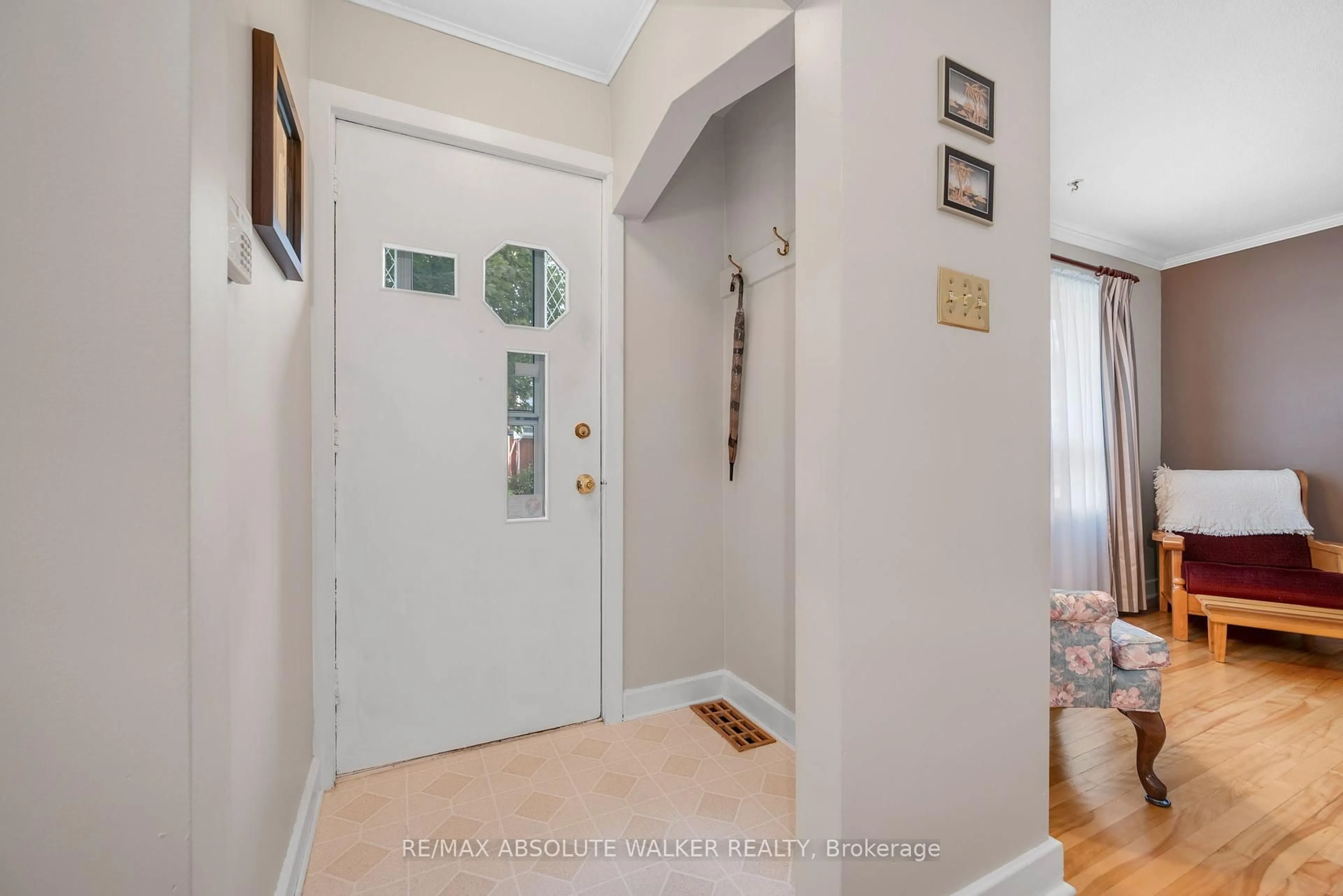 Indoor entryway for 1354 Larose Ave, Ottawa Ontario K1Z 7X5