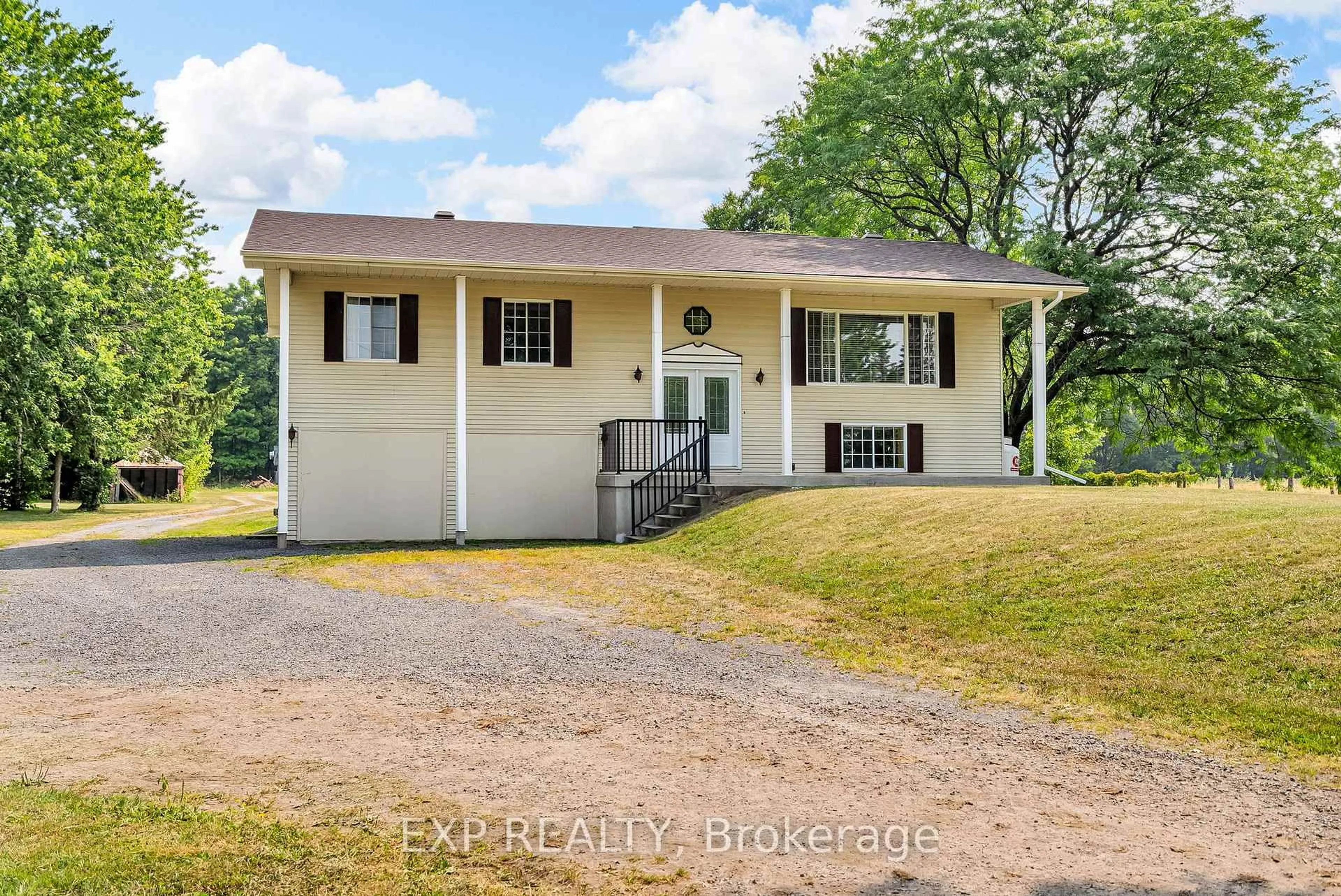 Home with vinyl exterior material, unknown for 4437 County Road 12 Rd, South Stormont Ontario K0C 1R0