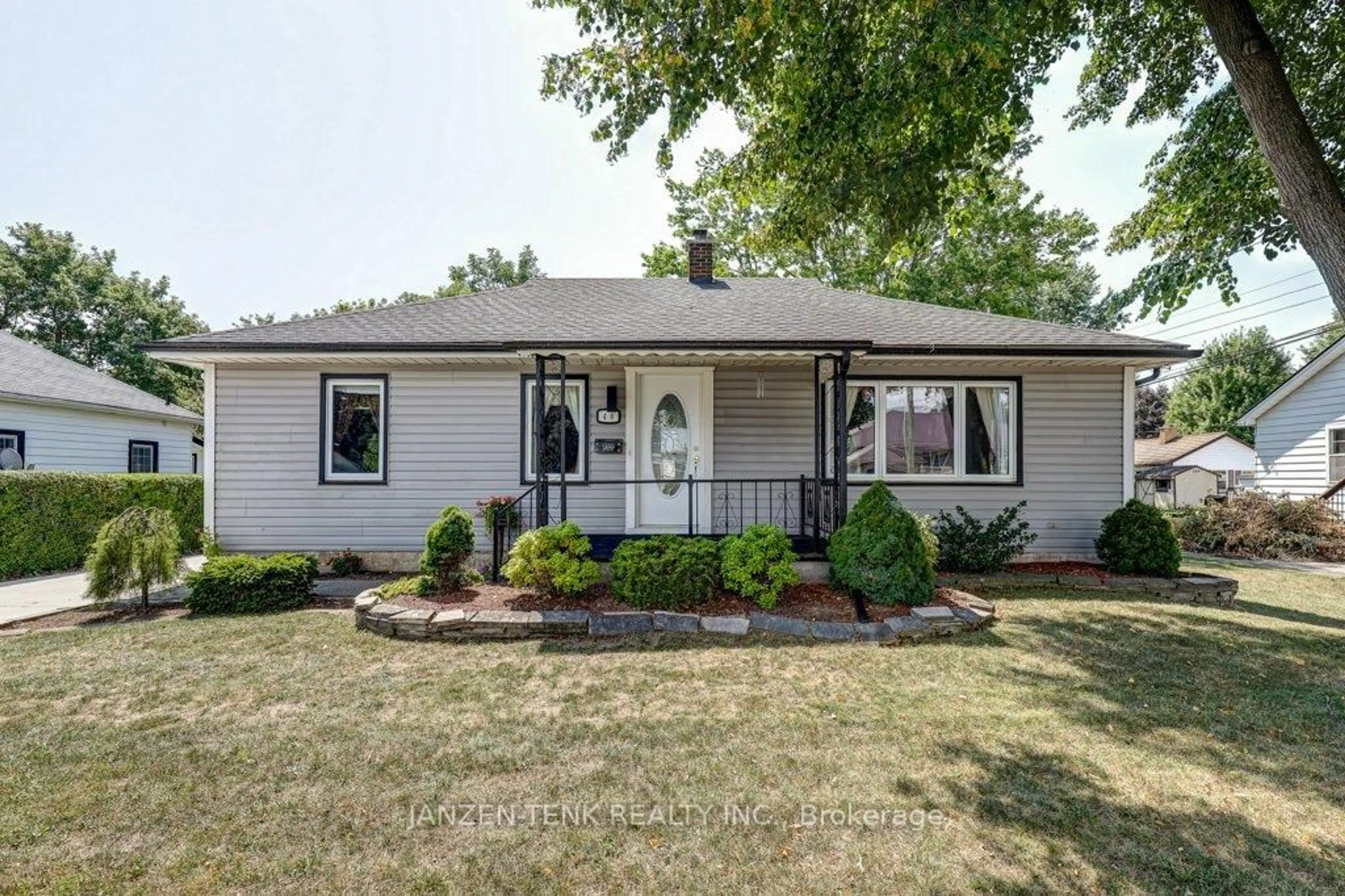 Home with vinyl exterior material, street for 40 Clarence St, Aylmer Ontario N5H 1T7