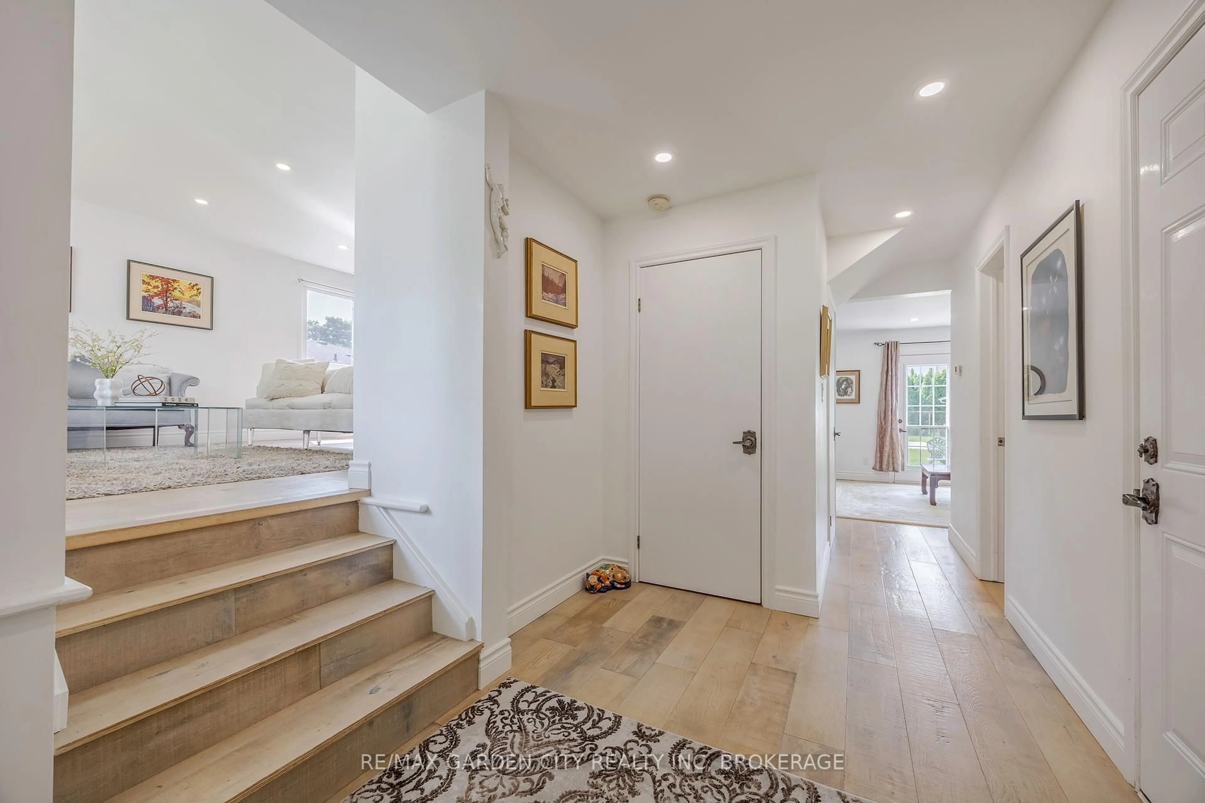 Indoor entryway for 5 Woodgarden Crt, St. Catharines Ontario L2M 7C9