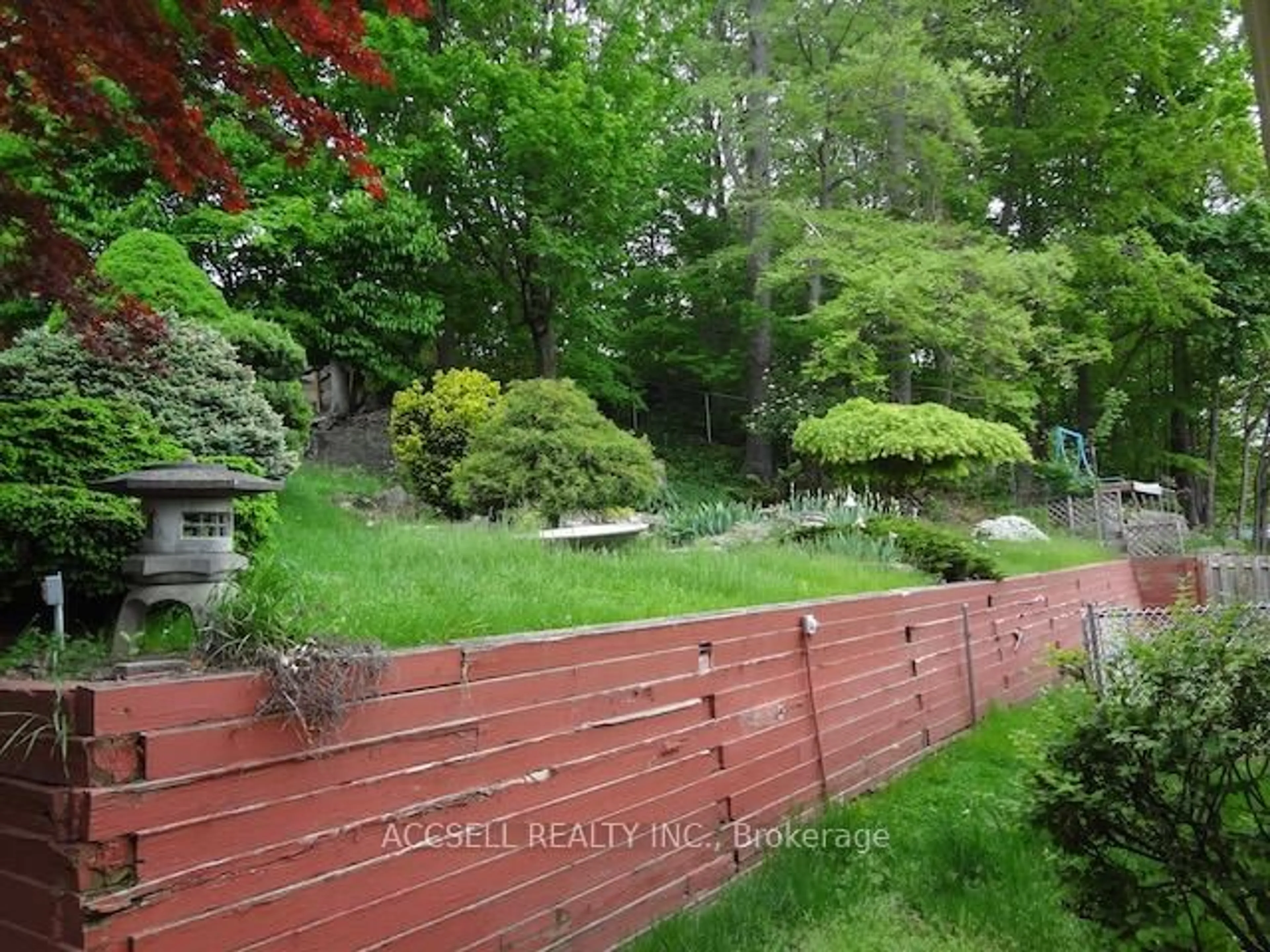 A pic from outside/outdoor area/front of a property/back of a property/a pic from drone, forest/trees view for 554 Fountain St, Cambridge Ontario N3H 1J3